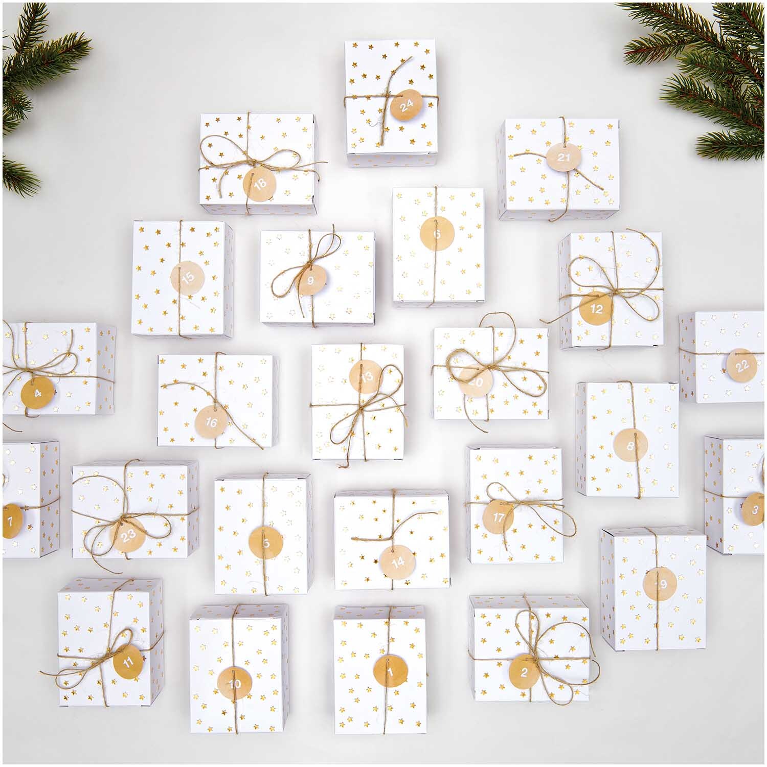 Paper Poetry Adventskalenderanhänger, 24 Stück, in eleganten Weiß- und Goldtönen, dekoriert mit Schleifen und Punkten, von Rico Design.