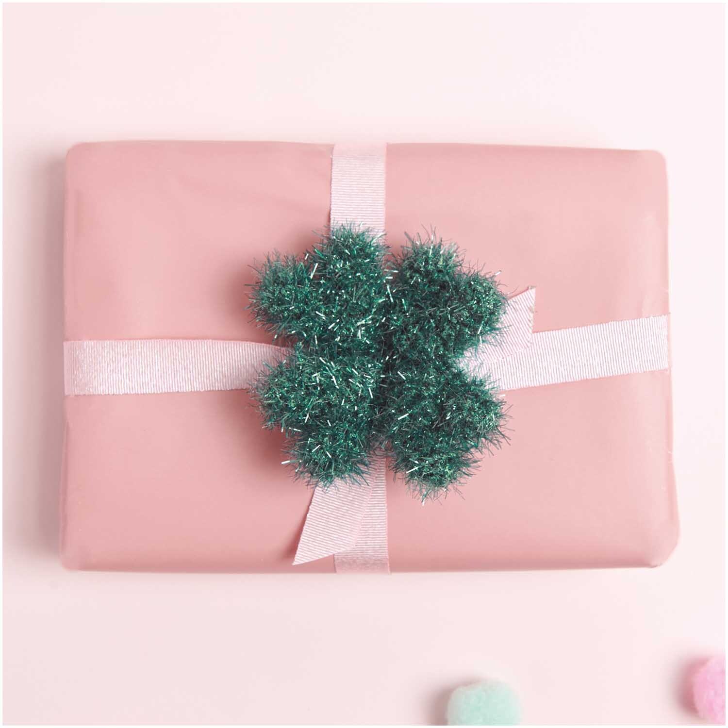 Creative Bubble Set Good Luck! 10x50g von Rico Design Creative Bubble Set Good Luck! Geschenkset mit rosa Verpackung und grünem Kleeblatt von Rico Design.