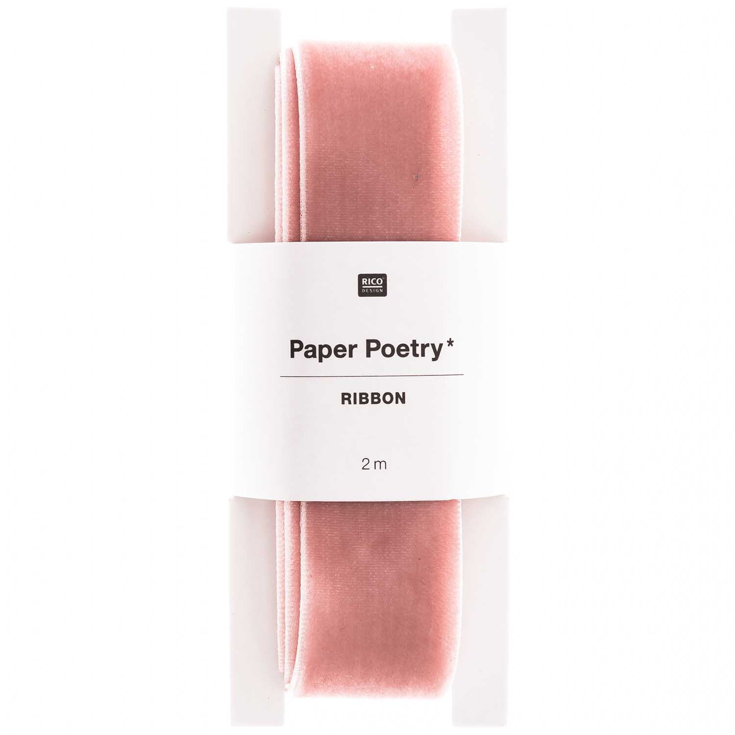 Paper Poetry Samtband 25mm 2m Farbe Rosa von Rico Design Paper Poetry Samtband 25mm 2m in Rosa von Rico Design, aufgerollt und in einer weißen Verpackung präsentiert.