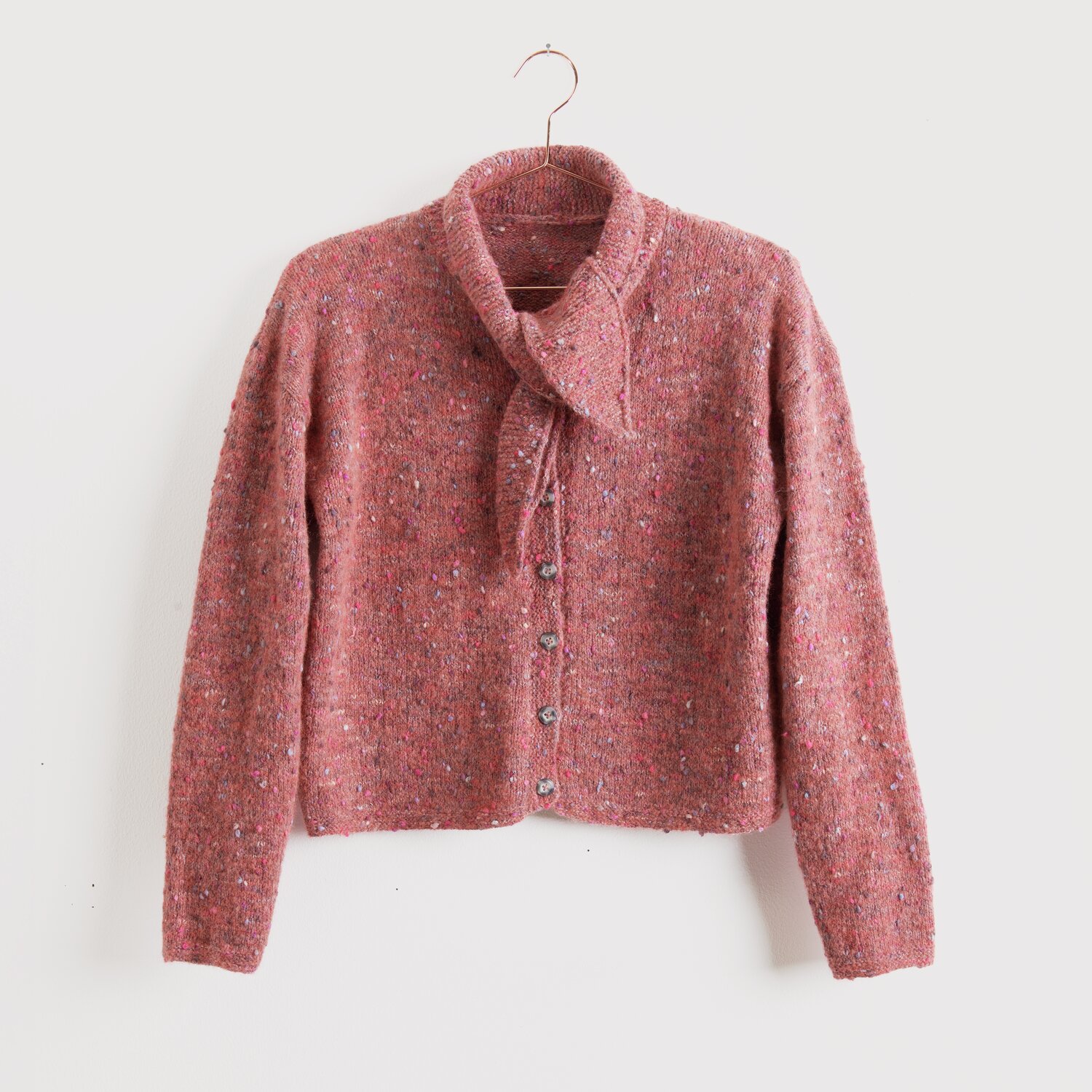 Fashion Cotton Alpaca Fun Neps 50g 215m Farbe Beere von Rico Design Rosa Strickjacke von Modell Legeware, aus weichem Material mit Knopfleiste und elegantem Kragen. Perfekt für kühle Tage, stilvoll und bequem. Ideal für den Herbst.