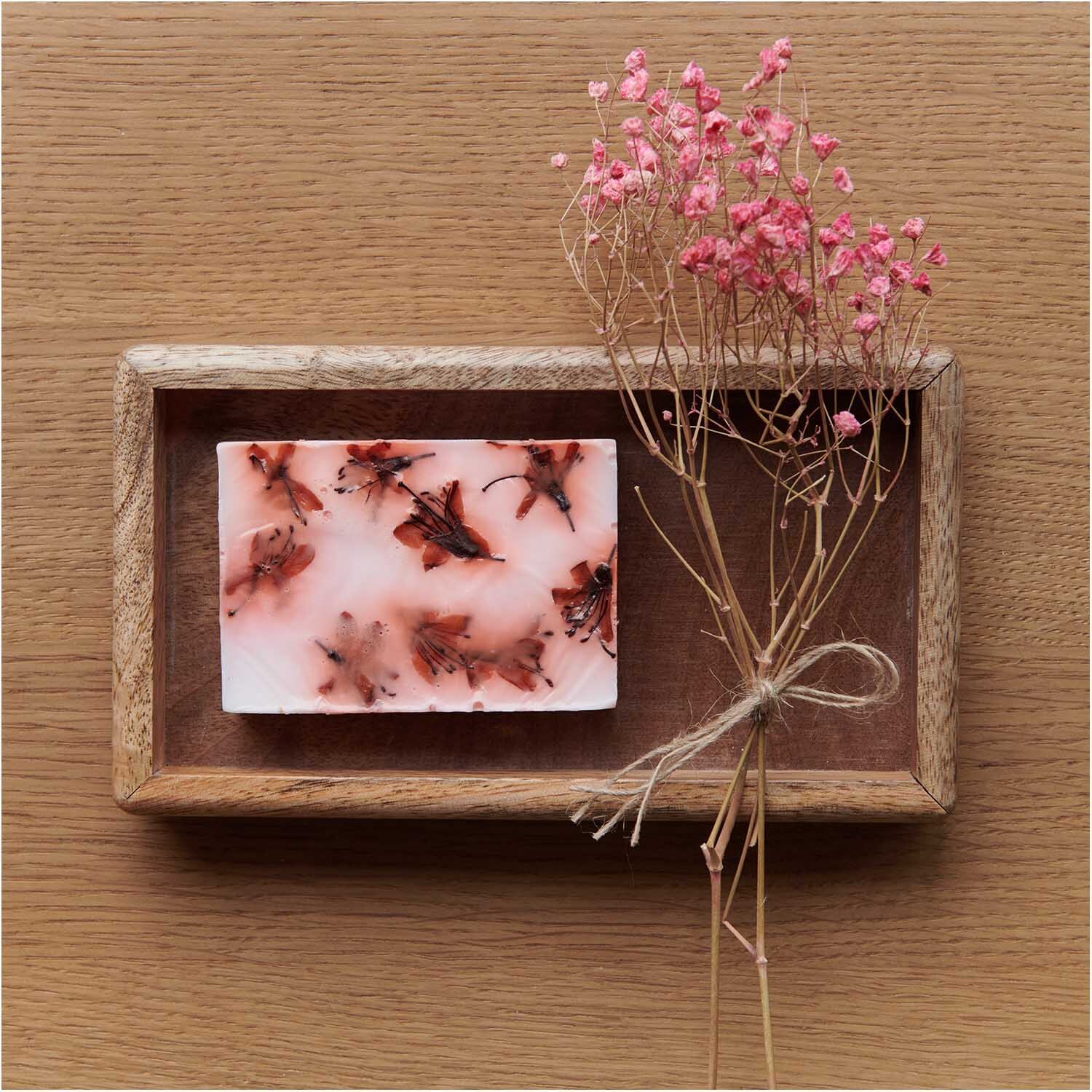 Gepresste Blüten Azalee rot 9 Stück von Rico Design Gepresste Blüten Azalee rot 9 Stück: Rechteckige Holzschale mit roten Azaleenblüten und rosa Trockenblumen.