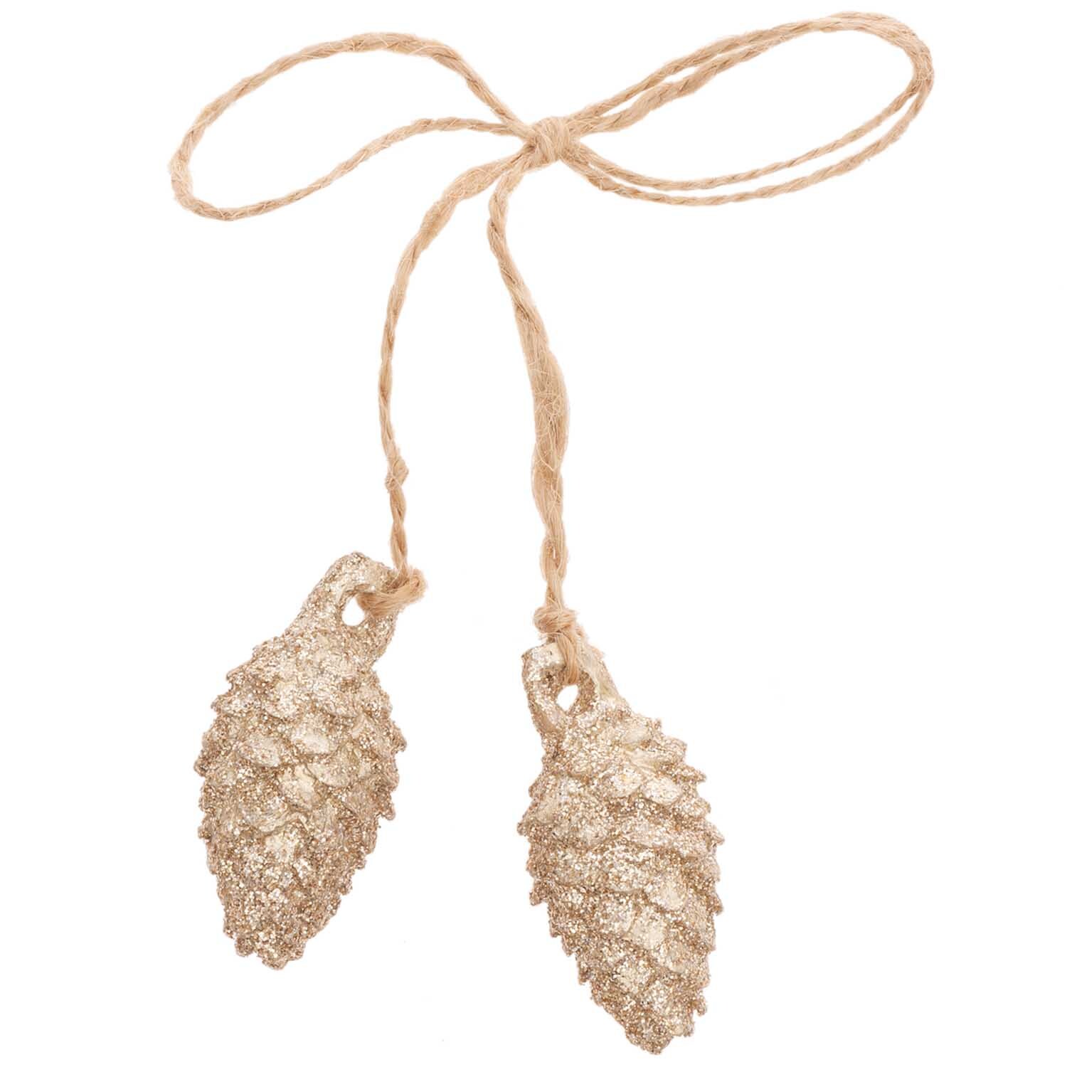 Hänger Zapfen aus Polyresin 2,5x4cm in Gold von Rico Design, dekorativ an einer Schnur gebunden. Ideal für festliche Dekorationen.