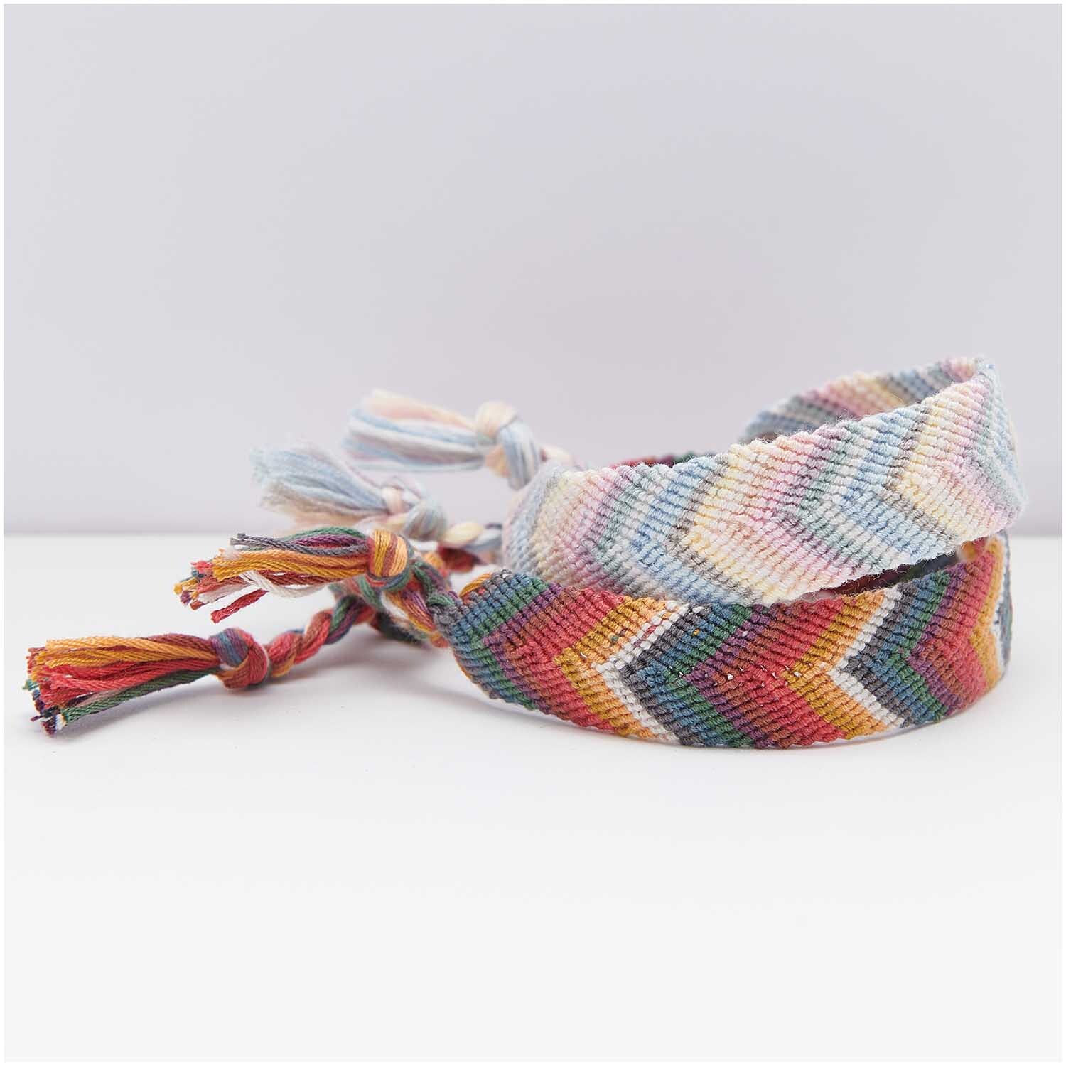 Set de fils à broder pastel 10 pièces 10-teilig from Rico Design Stickgarn Set Pastell: Zwei handgefertigte Armbänder in sanften Pastelltönen von Rico Design, 10-teilig.