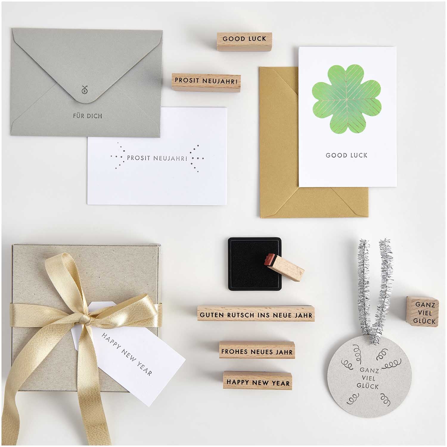 Paper Poetry Stempelset Happy New Year 24-teilig von Rico Design Paper Poetry Stempelset Happy New Year mit 24 Teilen, inklusive Karten, Umschlägen und Stempeln für Neujahrsgrüße.