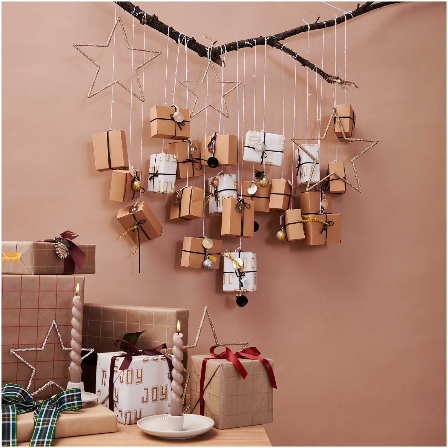 Paper Poetry Geschenkpapier Joy 70cm 2m 80g/m² von Rico Design Paper Poetry Geschenkpapier Joy: Stilvoll verpackte Geschenke in Braun und Weiß, dekoriert mit Sternen und Kerzen.