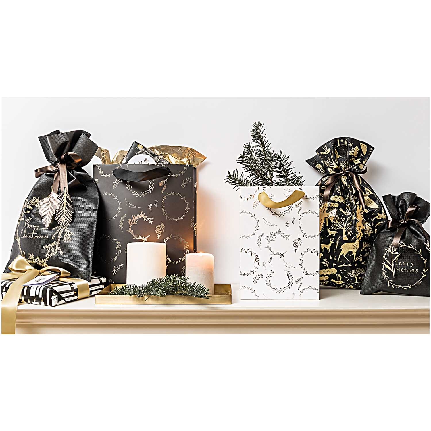 Paper Poetry Geschenktüte Nostalgic Christmas Kranz schwarz 30x45cm von Rico Design