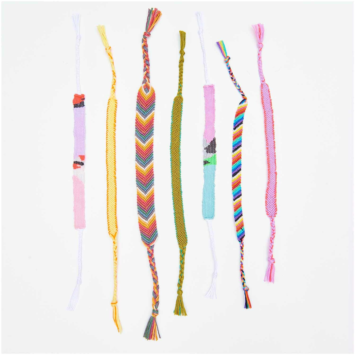 Set de fils à broder pastel 10 pièces 10-teilig from Rico Design Stickgarn Set Pastell: Zehn bunte, geflochtene Armbänder in verschiedenen Mustern von Rico Design.