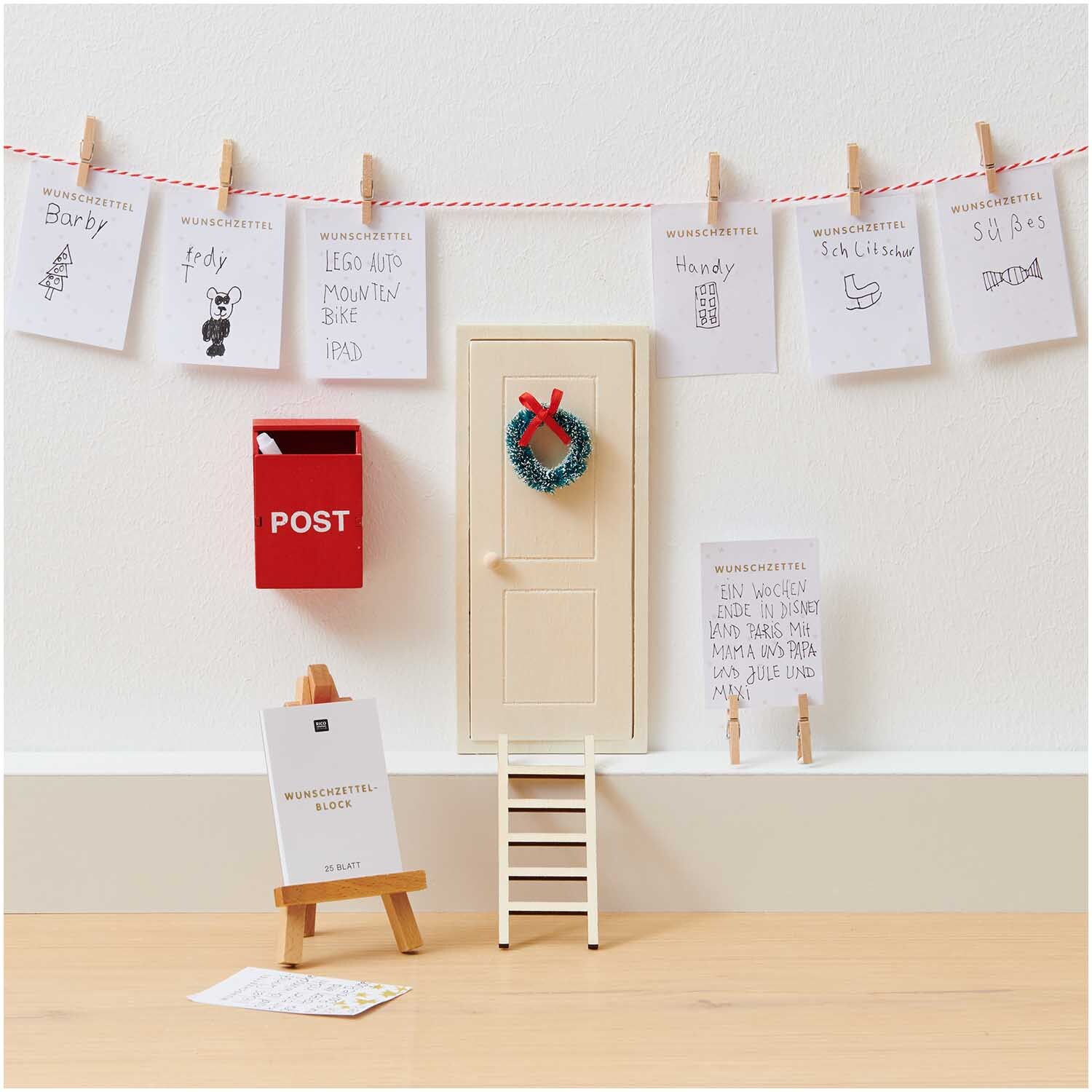 Paper Poetry Wunschzettelblock A8 25 Blatt 100g/m² von Rico Design Paper Poetry Wunschzettelblock A8 mit 25 Blättern, dekoriert mit Miniaturtür, Leiter und rotem Briefkasten. Ideal für kreative Weihnachtswünsche.