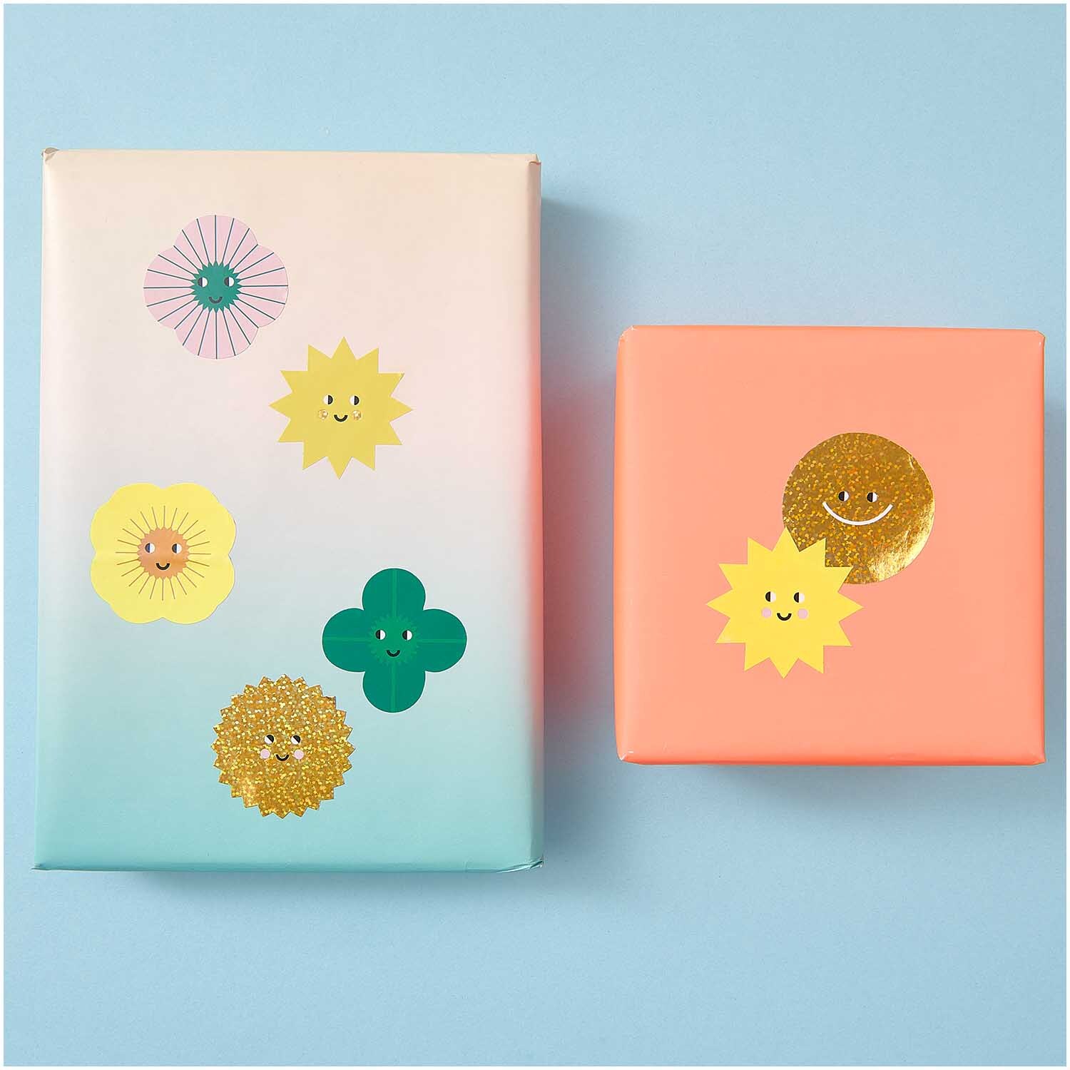 Paper Poetry Sticker Sonnen & Kleeblätter 5,5cm 120 Stück auf der Rolle von Rico Design Paper Poetry Sticker Sonnen & Kleeblätter auf Geschenkverpackungen in Pastellfarben.