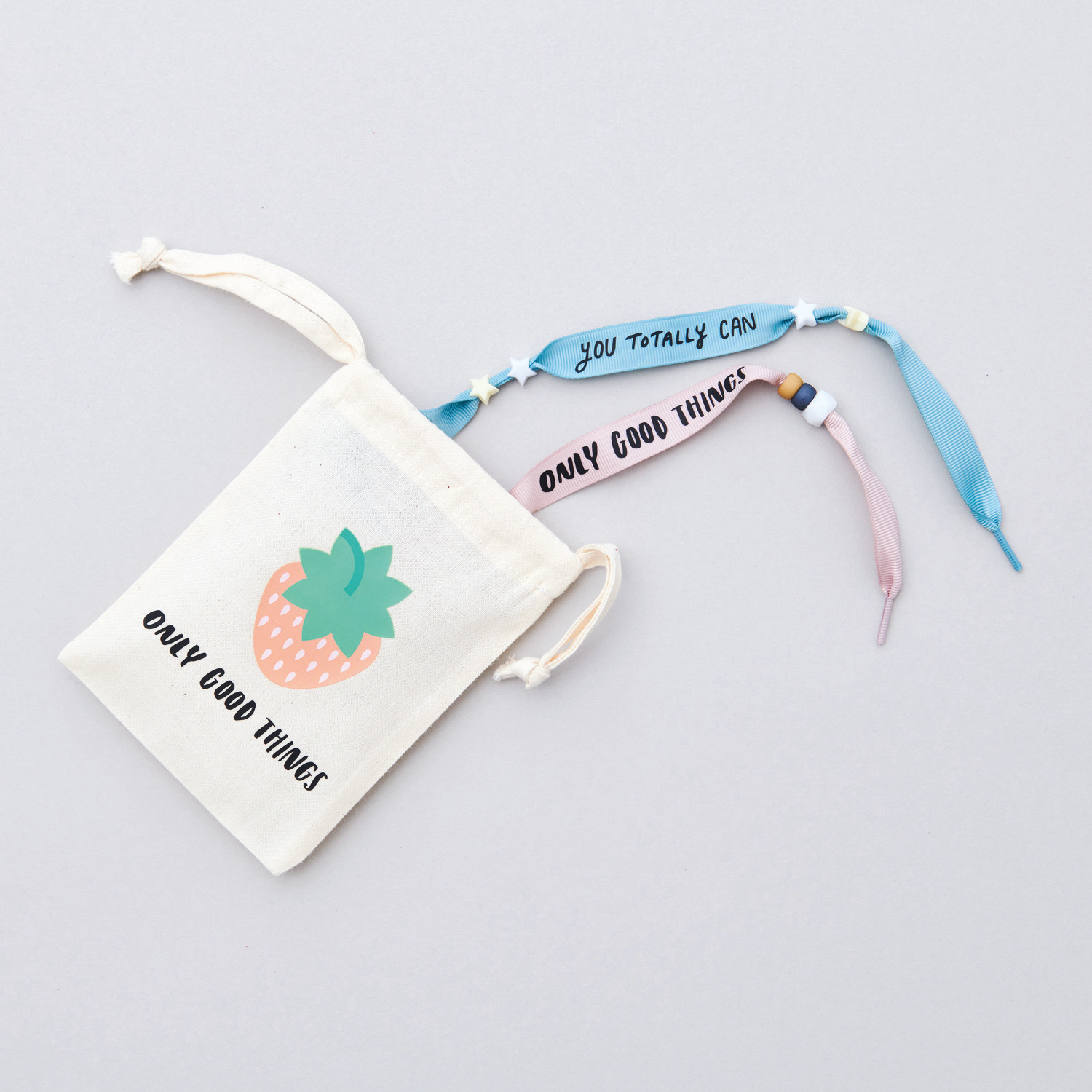 itoshii - Ponii Beads Bügelmotiv Schriftzüge 8 Designs von Rico Design itoshii - Ponii Beads Bügelmotiv Schriftzüge 8 Designs: Pastellfarbene Armbänder mit motivierenden Sprüchen und passendem Beutel mit Erdbeer-Design.