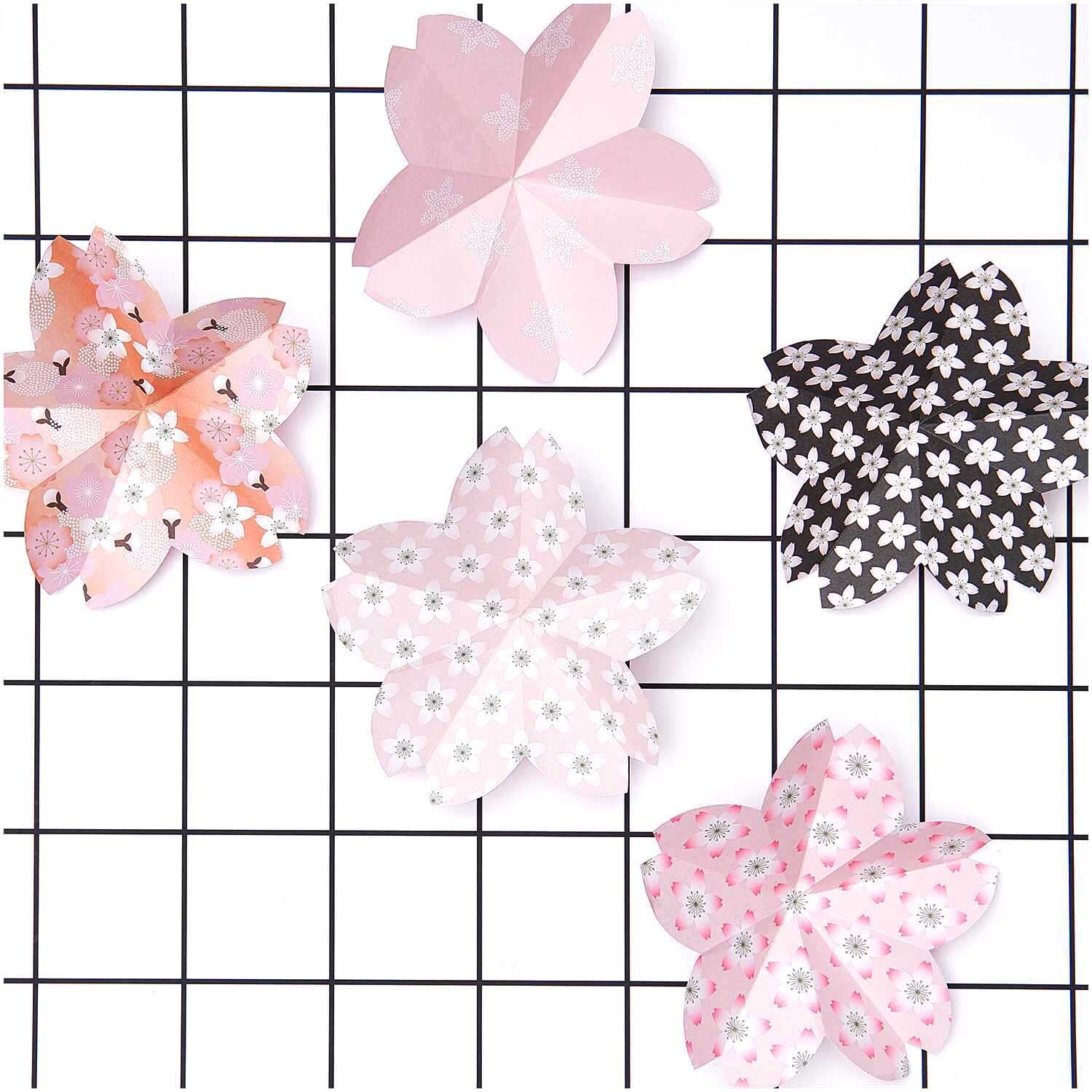 Paper Poetry Origami Kirschblüten 15x15cm 50 Blatt von Rico Design Paper Poetry Origami Kirschblüten auf kariertem Hintergrund, in Rosa und Schwarz mit floralen Mustern. Ideal für kreative Bastelprojekte.