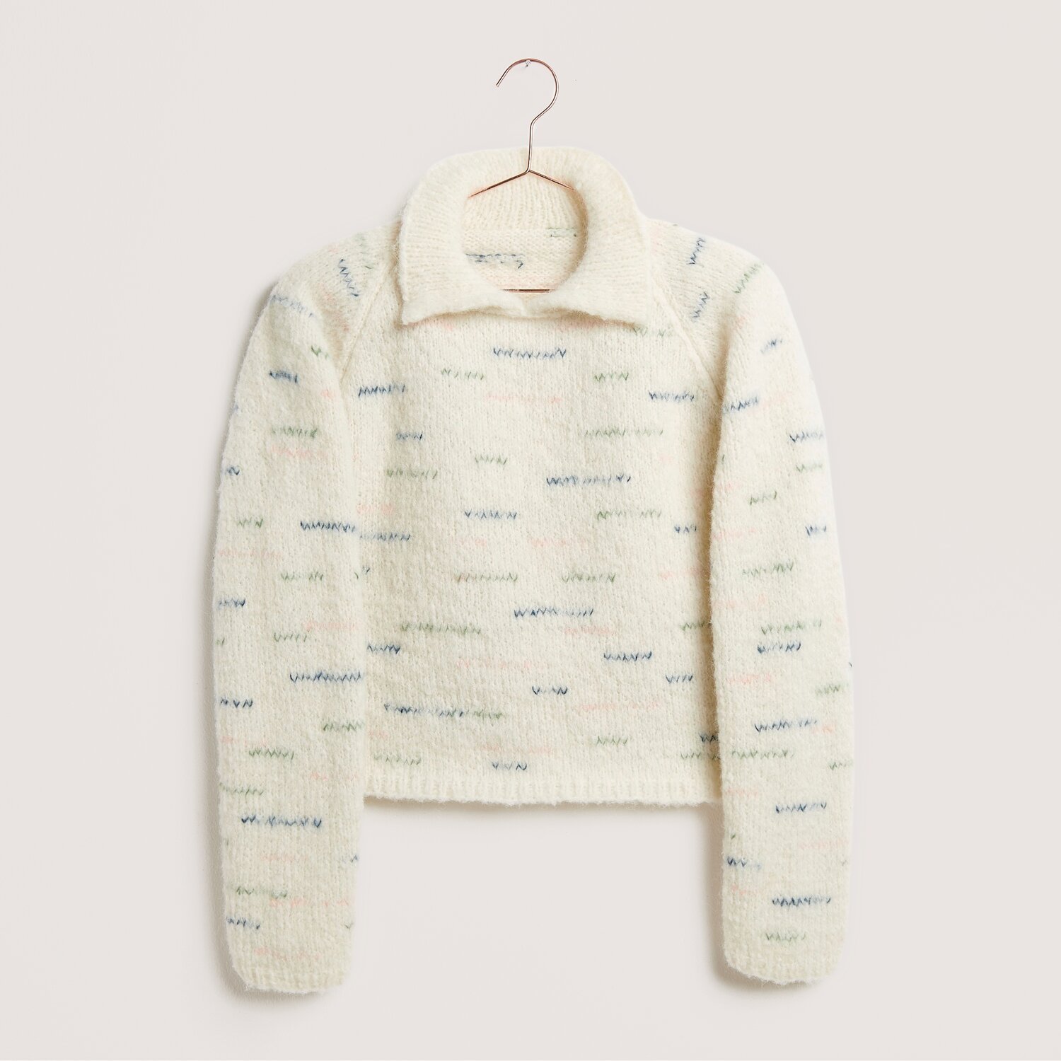 Luxury Pure Baby Alpaca 50g 150m Farbe Creme von Rico Design Strickset Pullover Modell 13b aus Made by Me No. 21, cremefarbener Pullover mit blauem Muster, aus weicher Alpaka-Baumwollmischung.