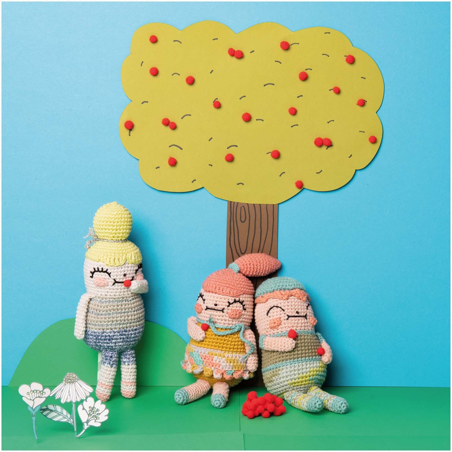 Ricorumi Crazy Cute Family deutsch von Rico Design Ricorumi Crazy Cute Family: Drei gehäkelte Figuren sitzen fröhlich unter einem bunten Baum.