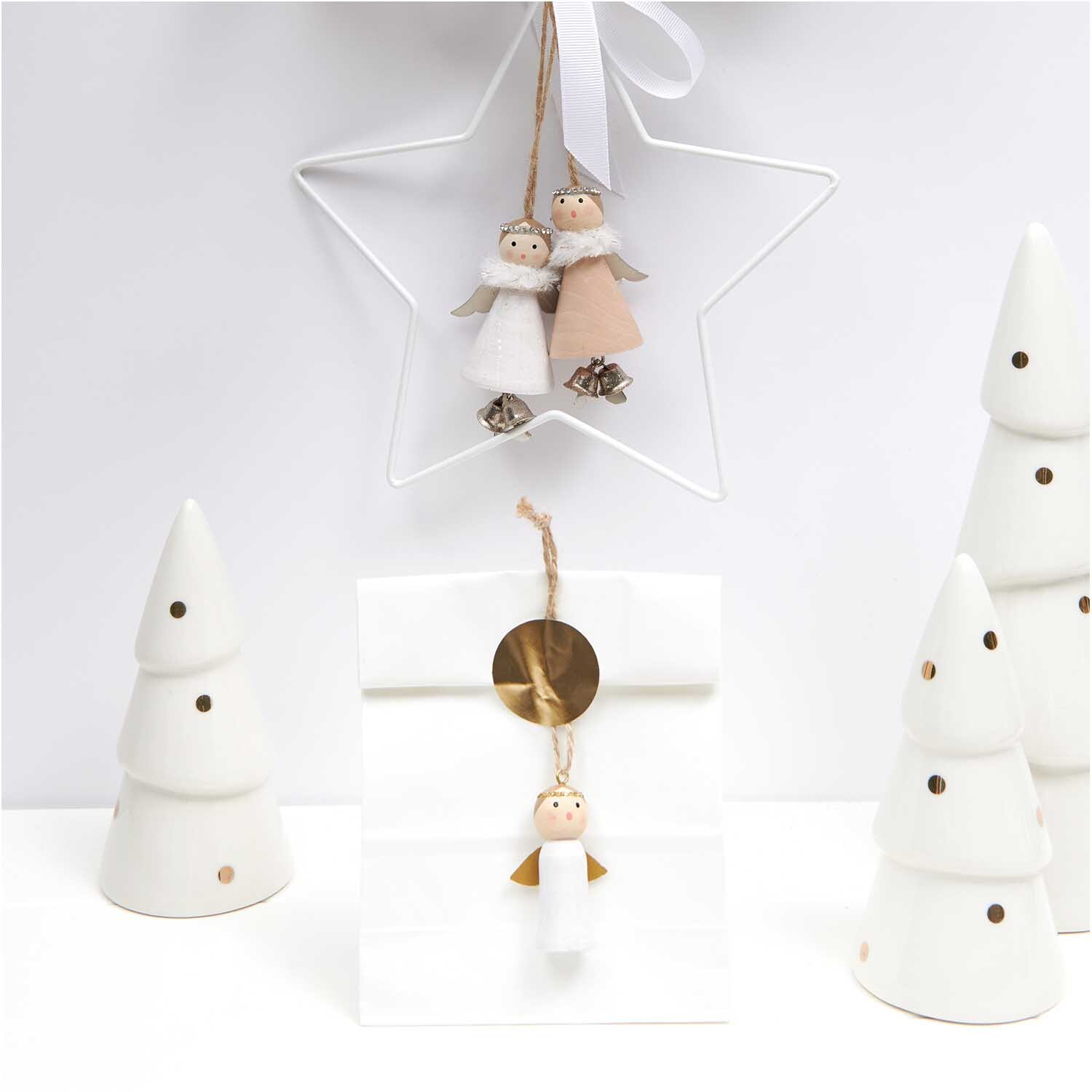 Tannenbaum aus Porzellan weiß-gold-gepunktet Größe 8,2x25cm von Rico Design Tannenbaum aus Porzellan weiß-gold-gepunktet, dekoriert mit Engeln und Geschenkverpackung.