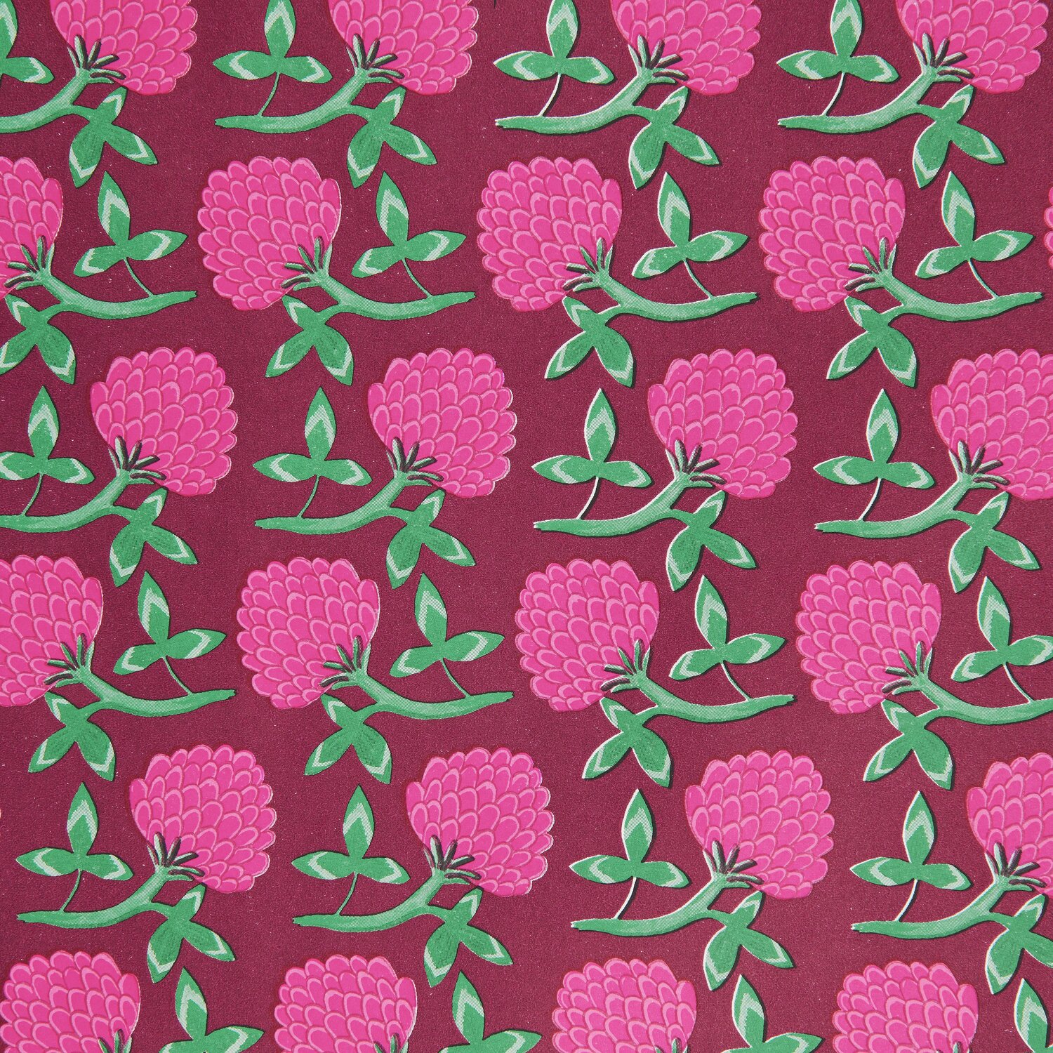 Geschenkpapier Rotklee 70cm 2m 100g/m² von Rico Design Geschenkpapier Rotklee mit rosa Kleeblättern auf rotem Hintergrund, von Rico Design, 70cm x 2m.
