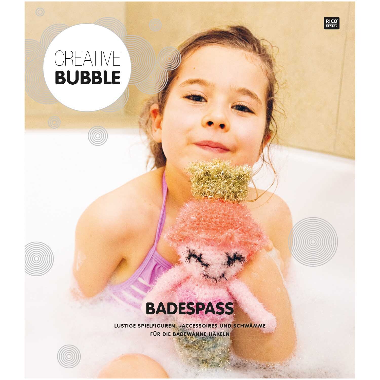 Creative Bubble - Bubble Badespaß: Ein Kind in der Badewanne hält einen bunten Schwamm von Rico Design.