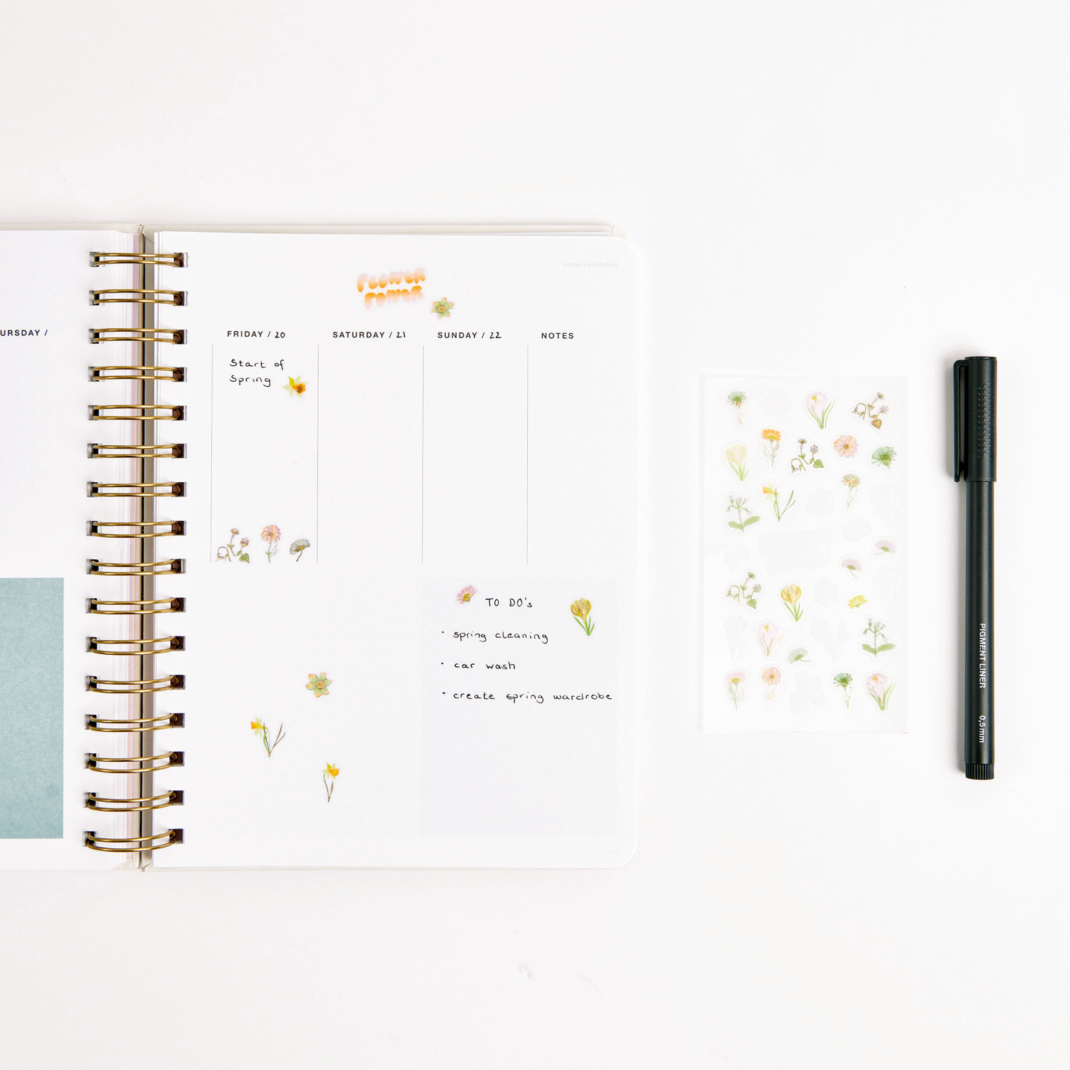 Paper Poetry Foliensticker Futschikato Flower Power 4 Blatt von Rico Design Paper Poetry Foliensticker Futschikato Flower Power: Ein Notizbuch mit Blumenstickern und Stift von Rico Design auf einem weißen Hintergrund.