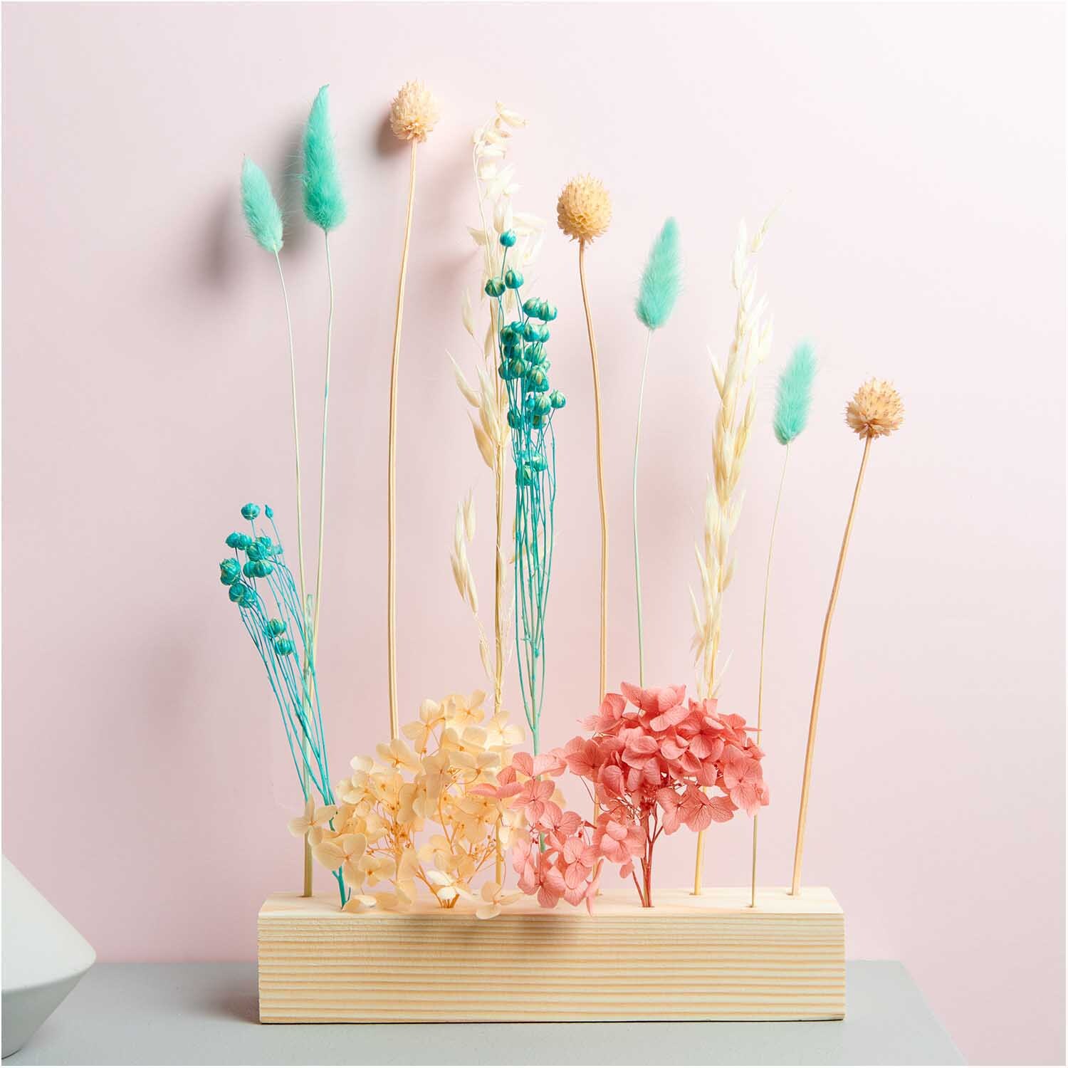 Trockenblumenstrauß pastell-türkis 30cm von Rico Design in Holzständer, 13-teilig, mit zarten Blüten in Pastelltönen auf hellem Hintergrund.
