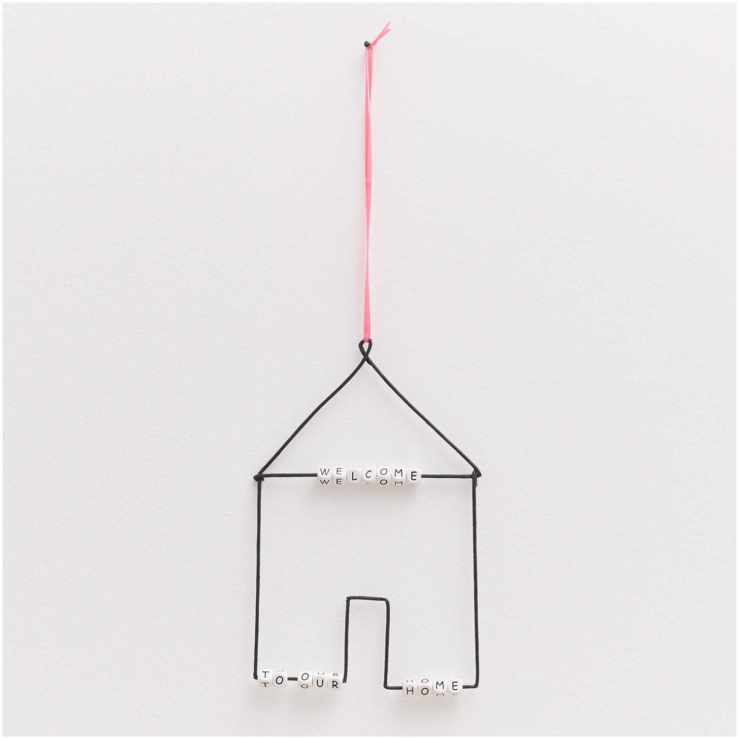 Papierdraht 1,8mm 1m 10 Stück Farbe Schwarz von Rico Design Papierdraht 1,8mm 1m 10 Stück von Rico Design in Form eines Hauses mit rosa Band und Buchstabenperlen.