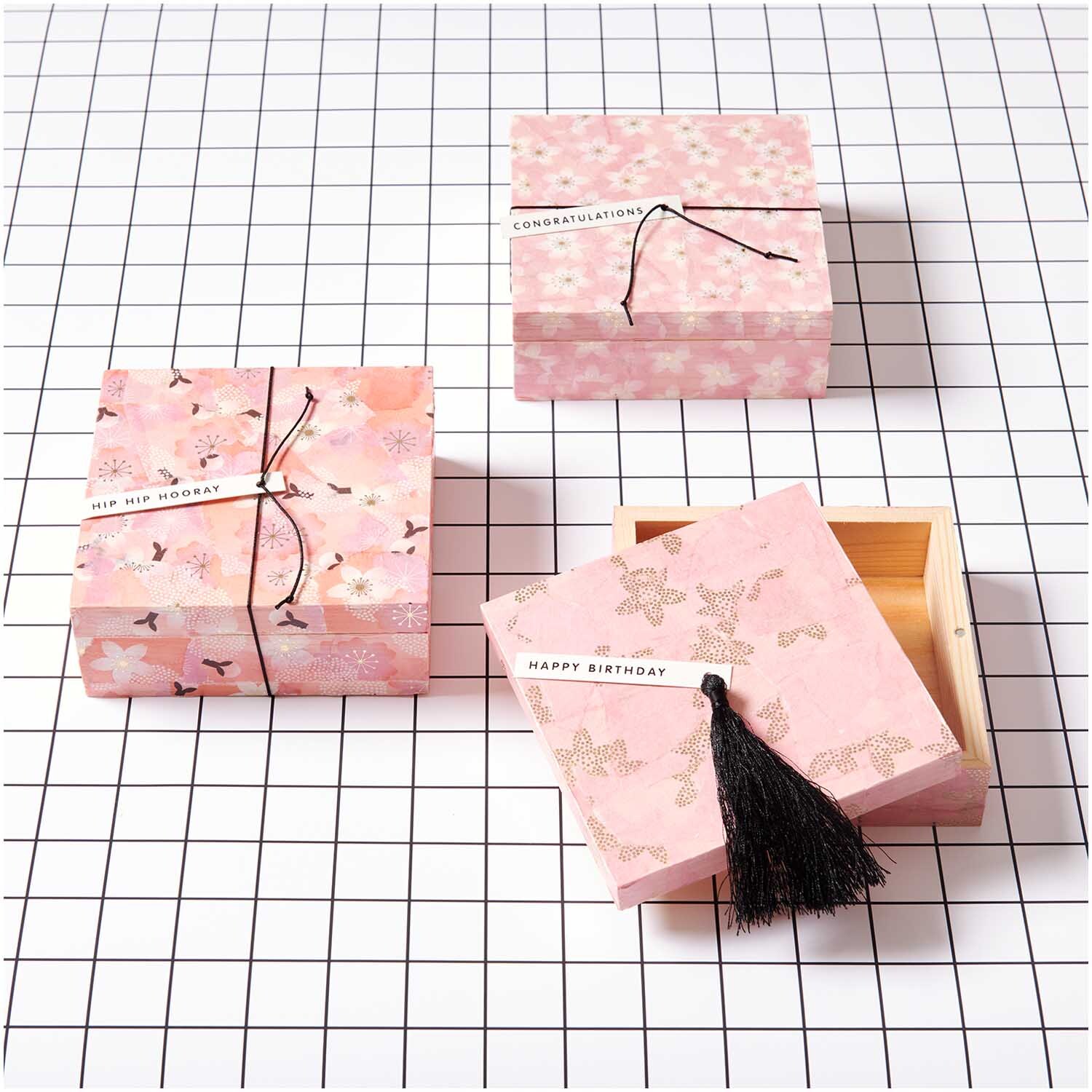 Paper Poetry Paper Patch Papier goldene Kirschblüten 30x42cm von Rico Design Paper Poetry Paper Patch Papier zeigt goldene Kirschblüten auf Geschenkboxen in Rosa, ideal für kreative Verpackungen.