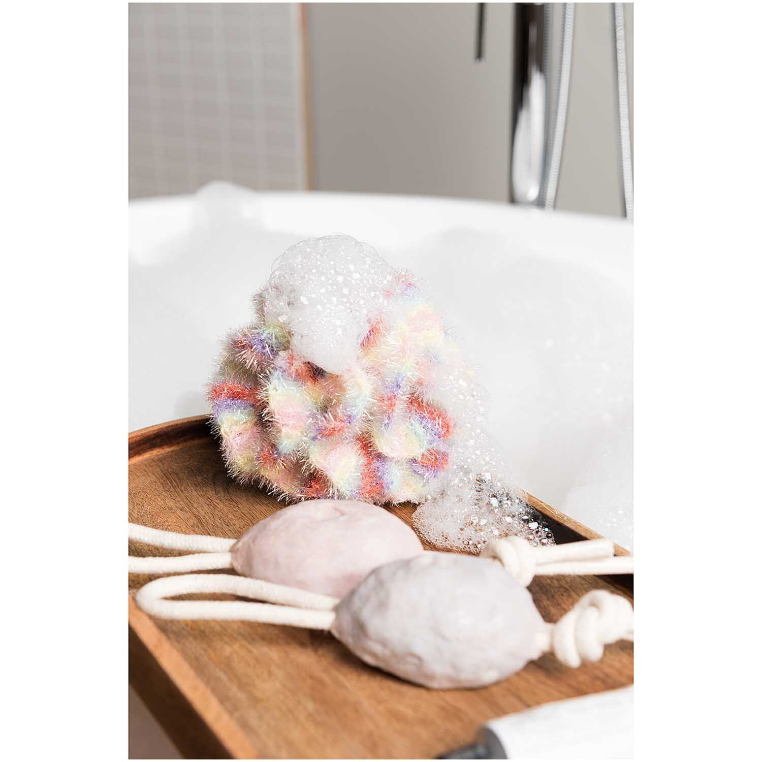Creative Bubble Print: Bunter Schwamm von Rico Design auf Holztablett, umgeben von Seifenblasen im Badezimmer.