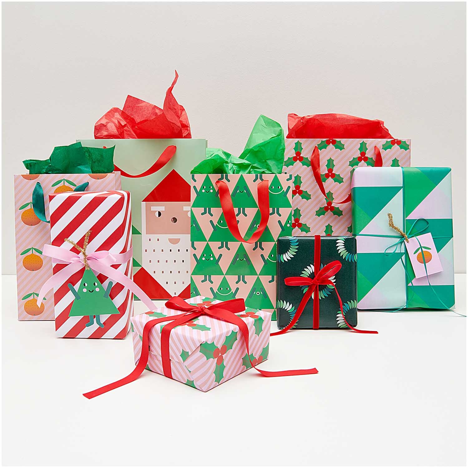 Paper Poetry Geschenkpapier geometrisch 70cm 2m 80g/m² von Rico Design Paper Poetry Geschenkpapier mit geometrischen Mustern, präsentiert in festlich verpackten Geschenken.