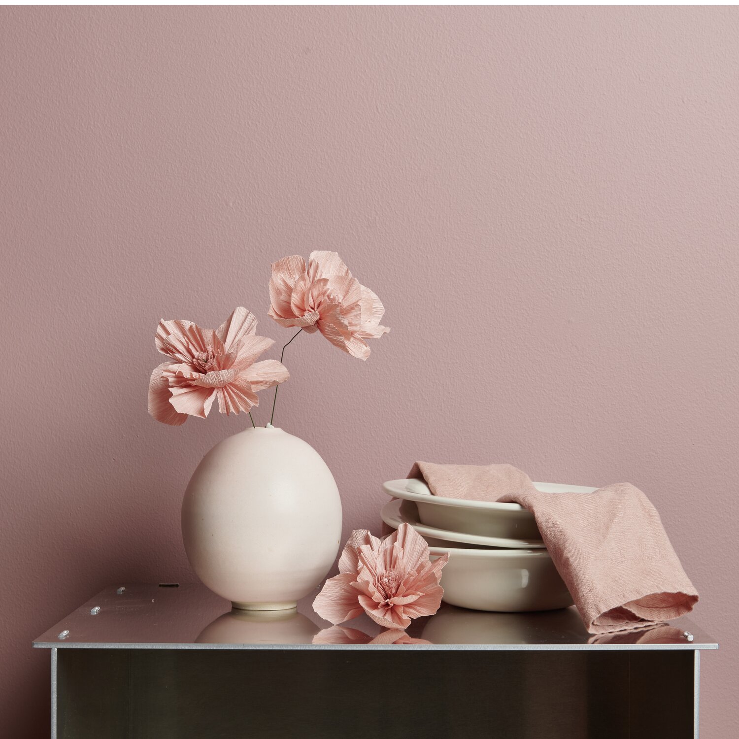Krepppapier Blüten Ø12cm 3 Stück Farbe Terracotta von Rico Design Krepppapier Blüten in einem eleganten Arrangement mit Vasen und Geschirr auf einem Tisch.