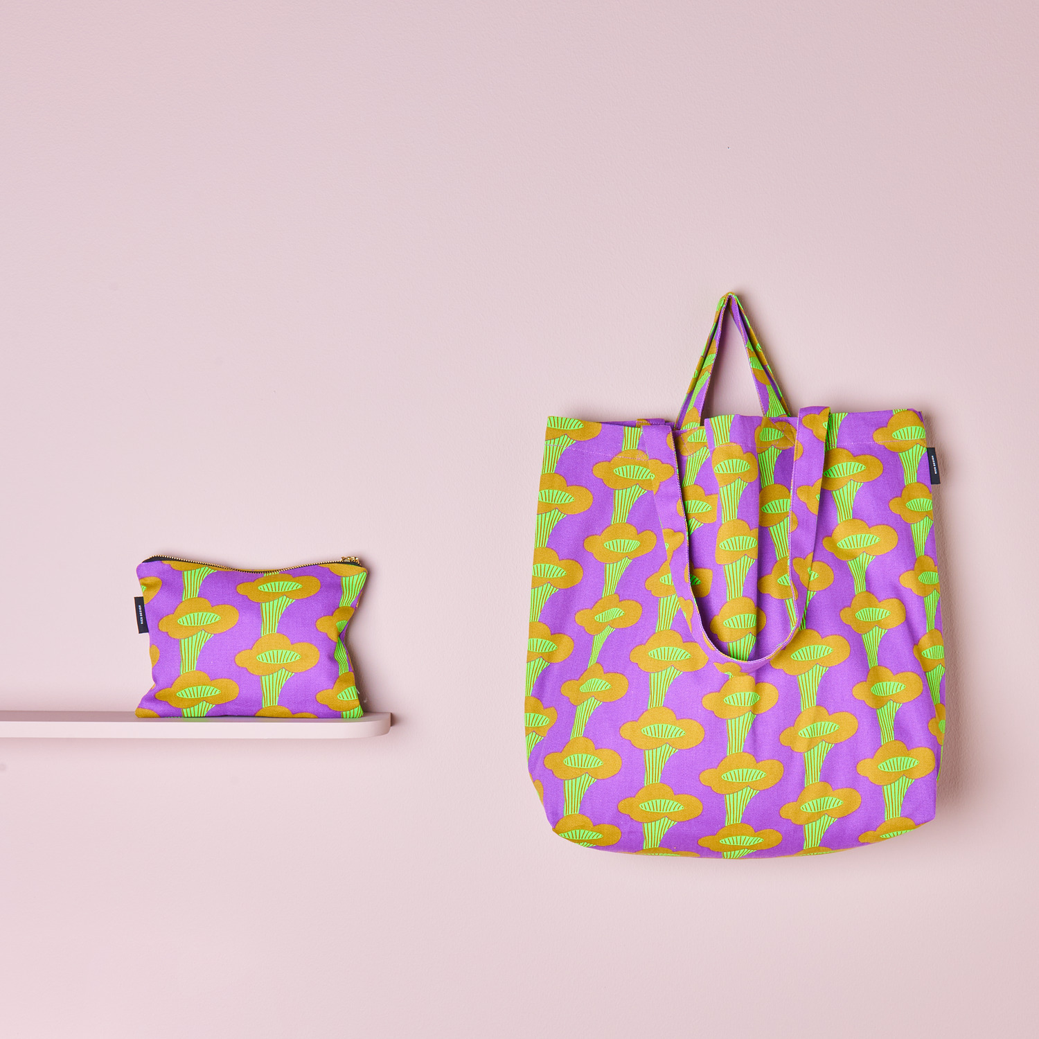 Canvas-Pouches Pfifferlinge Neon Violett 17x23cm von Rico Design Canvas-Pouches Pfifferlinge Neon Violett: Zwei Taschen mit buntem Pilzmuster auf rosa Hintergrund.