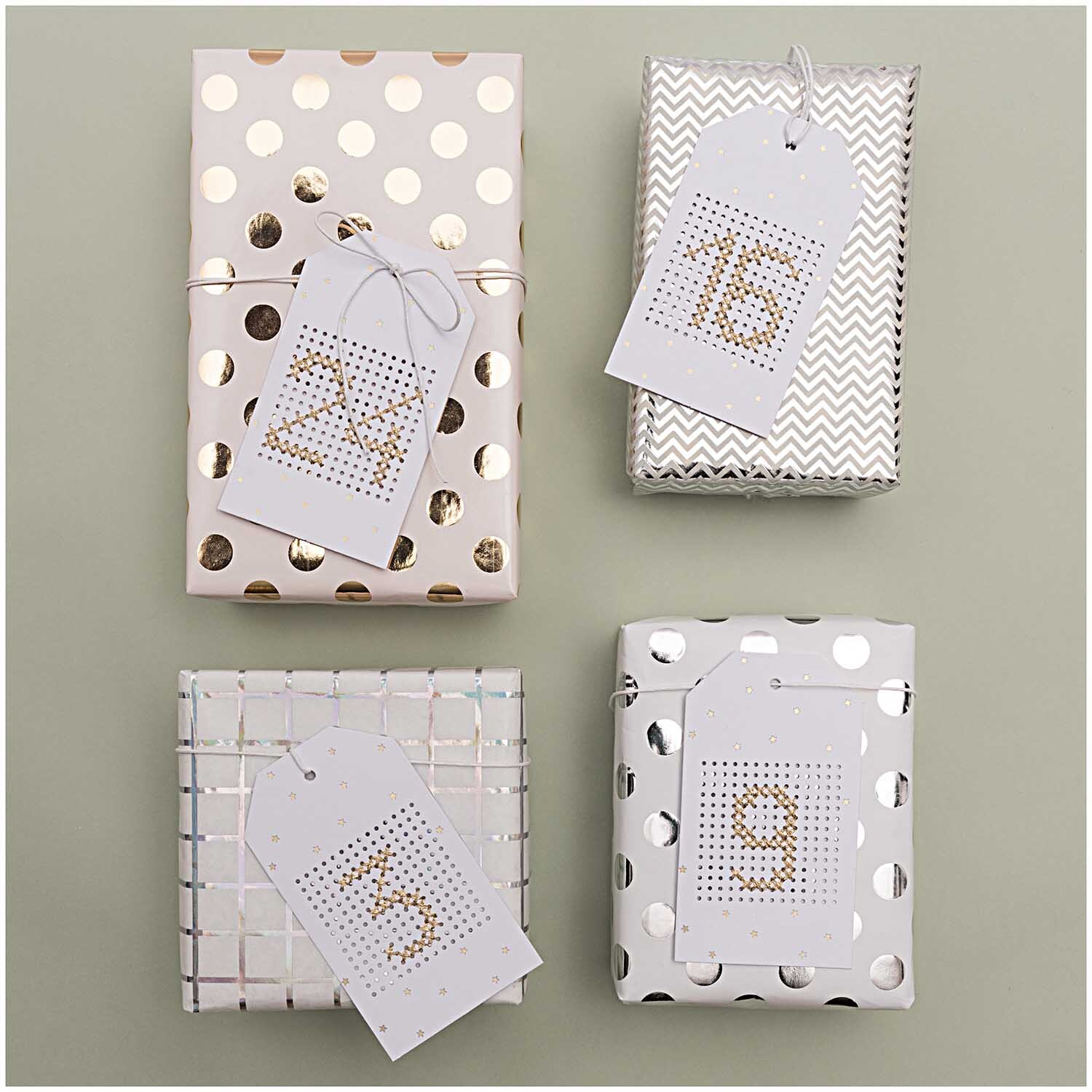 Paper Poetry Geschenkpapier Punkte weiß-silber 70cm 2m Hot Foil von Rico Design Paper Poetry Geschenkpapier mit silbernen Punkten, dekorativ verpackte Geschenke mit nummerierten Anhängern. Ideal für festliche Anlässe.