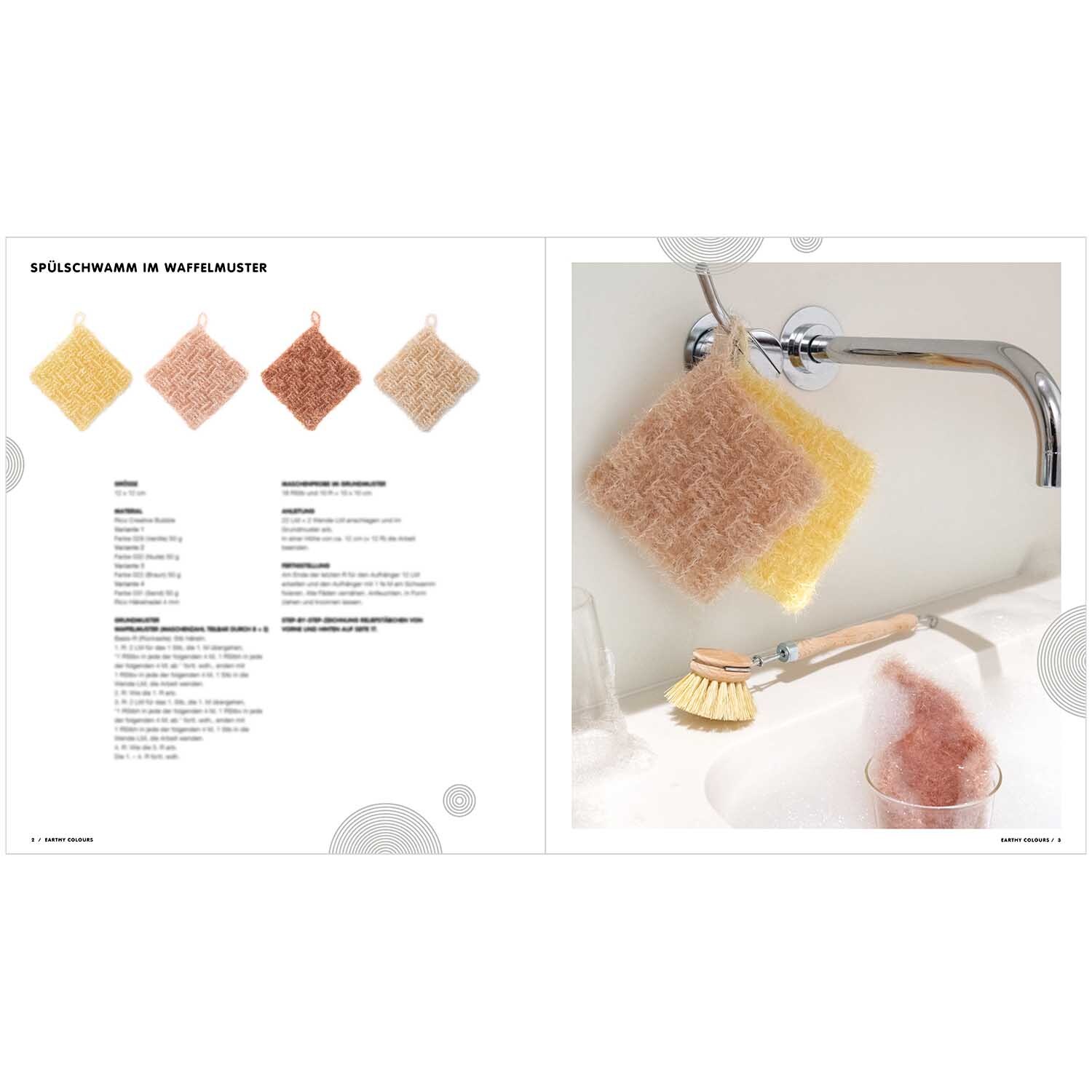 Creative Bubble - Earthy Colours: Spülschwämme in Erdtönen hängen an einem Wasserhahn, daneben eine Bürste. Ideal für stilvolle Küchen.