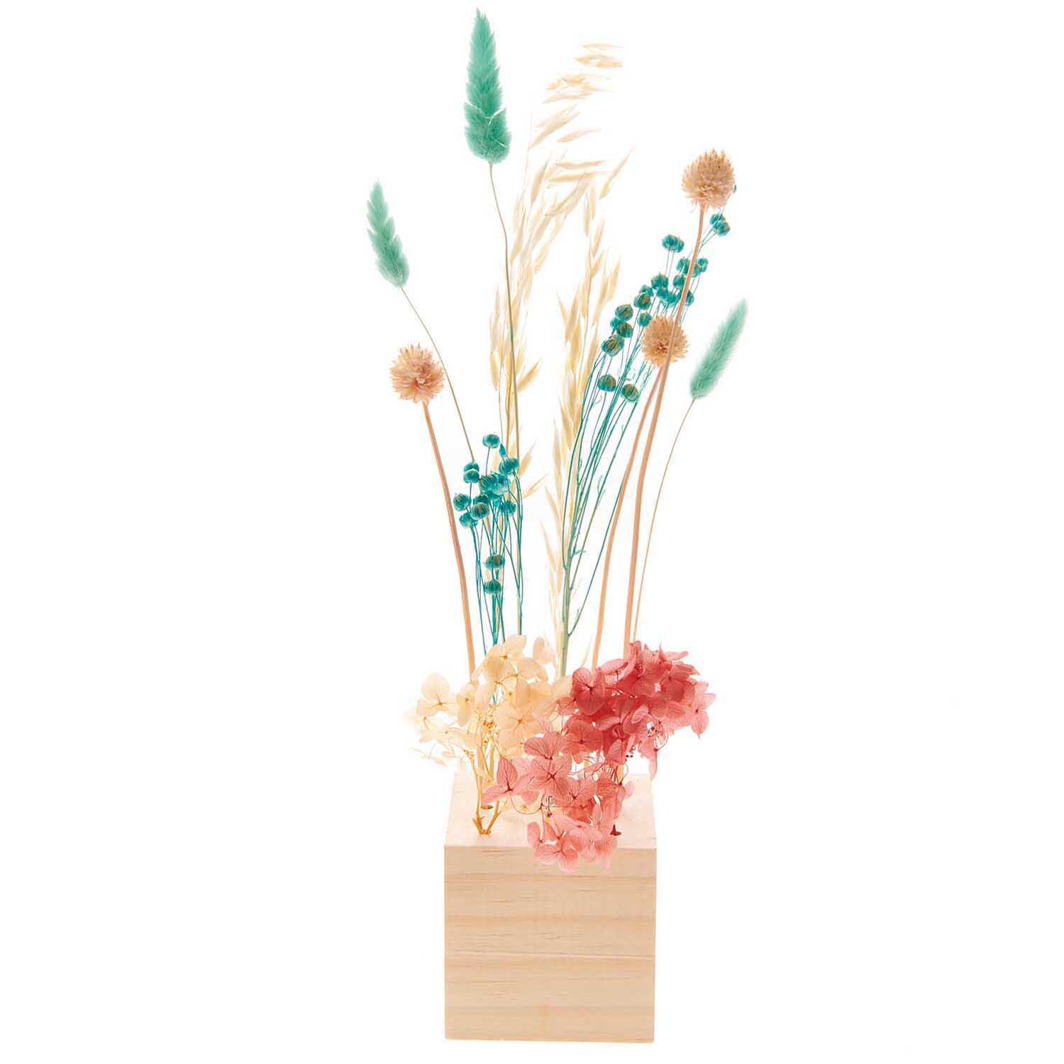 Trockenblumenstrauß pastell-türkis 30cm, 13-teilig, in Holzwürfelvase. Farbenfrohe Deko mit zarten Blüten und Gräsern für stilvolle Wohnakzente.