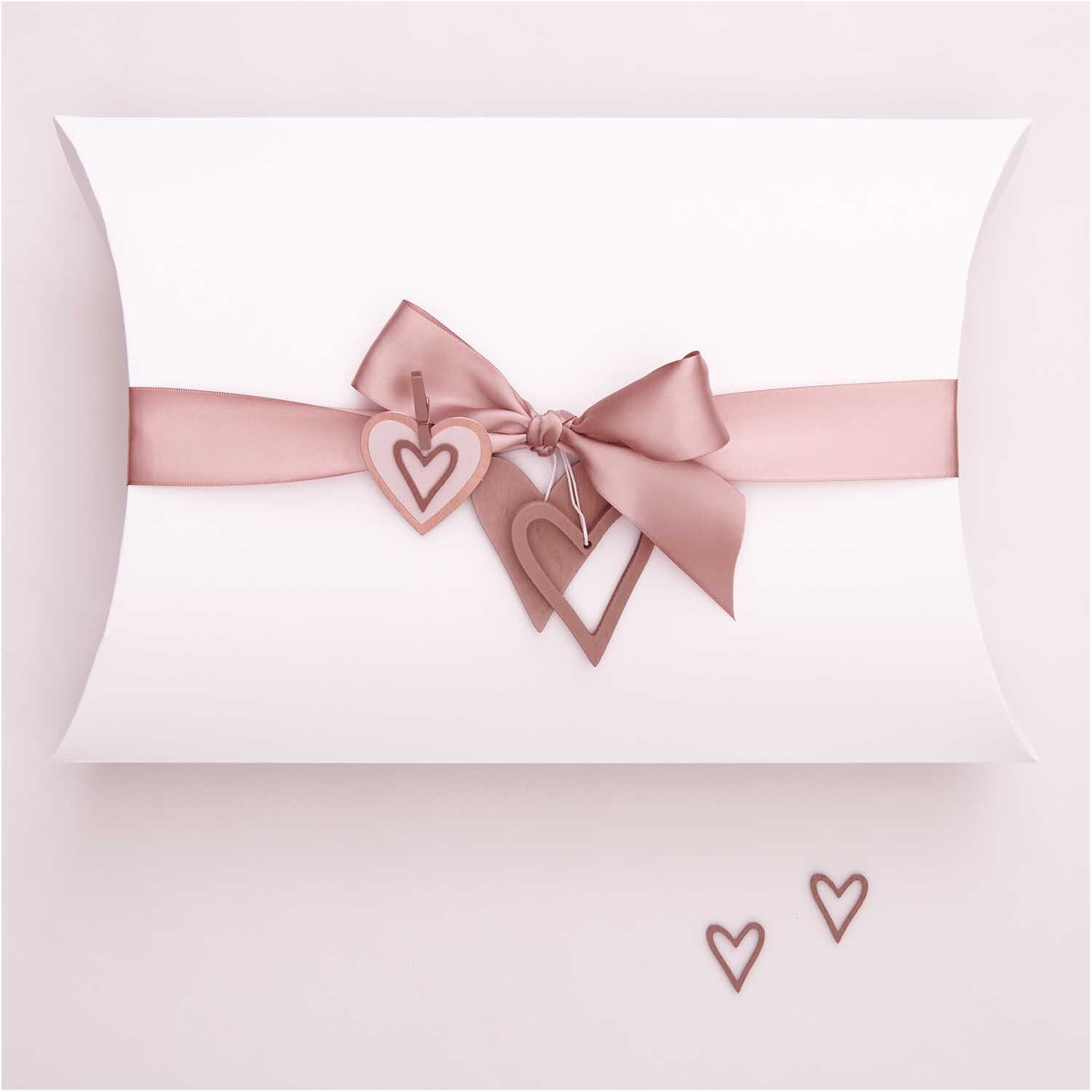 Holzhänger Herz rosegold von Rico Design Holzhänger Herz rosegold: Geschenkbox mit rosa Schleife und Herzanhängern, elegant verpackt.