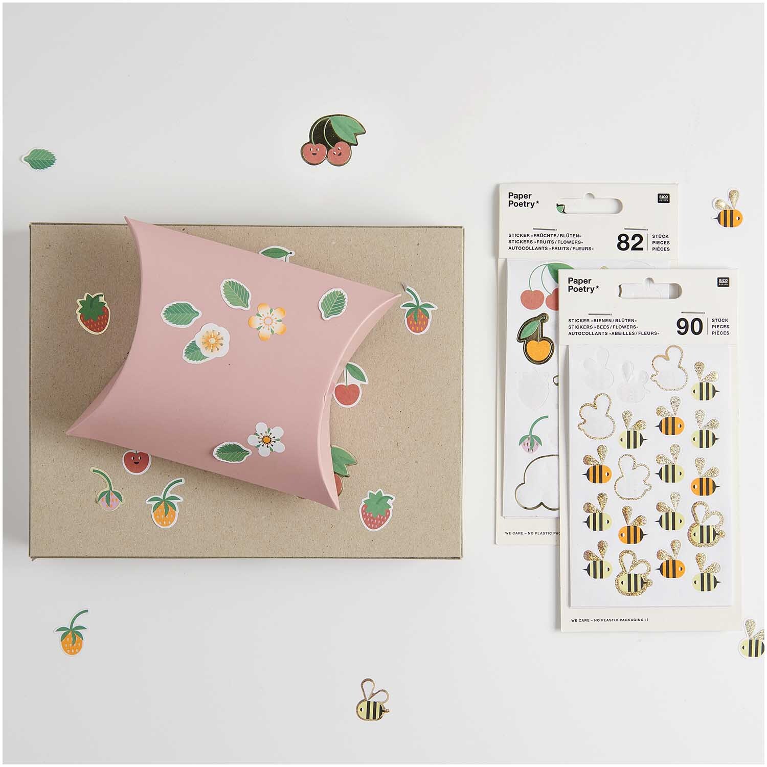 Paper Poetry Sticker Früchte & Blüten 4 Blatt von Rico Design Paper Poetry Sticker Früchte & Blüten von Rico Design: Bunte Sticker auf Geschenkbox und Bögen.