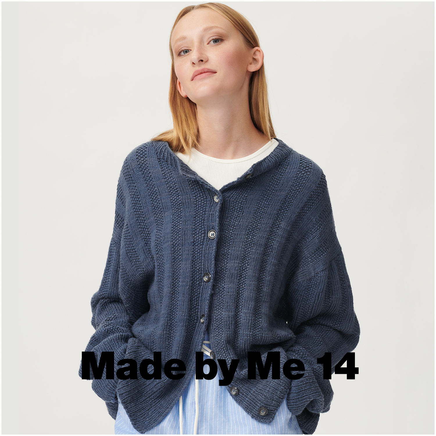 Fashion Cottony: Frau trägt marineblauen Strickpullover von Rico Design, lässig und stilvoll.