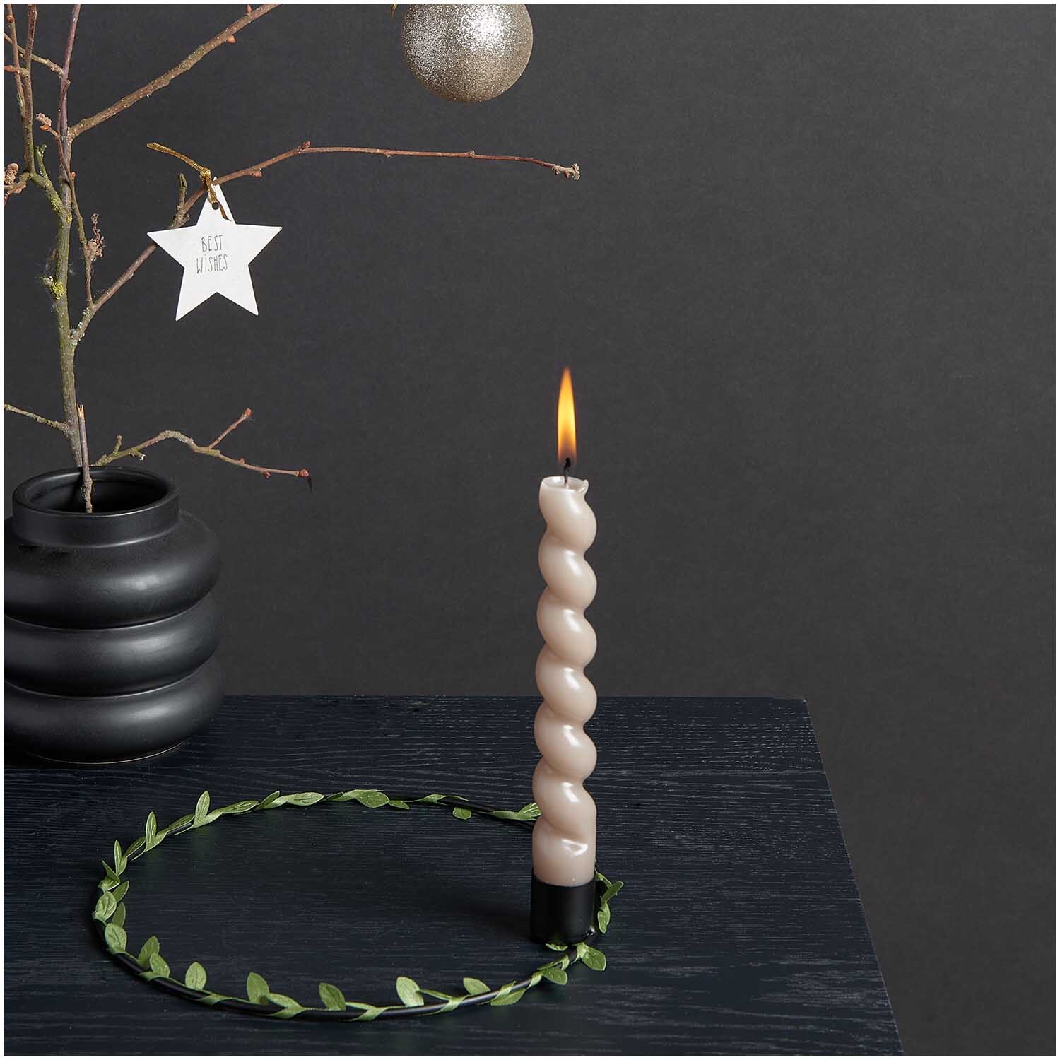 Metallring mit Kerzenhalter Ø 20cm Farbe Schwarz Matt von Rico Design Metallring mit Kerzenhalter Ø 20cm von Rico Design in elegantem Schwarz Matt, dekoriert mit einer brennenden Kerze und grünen Blättern.