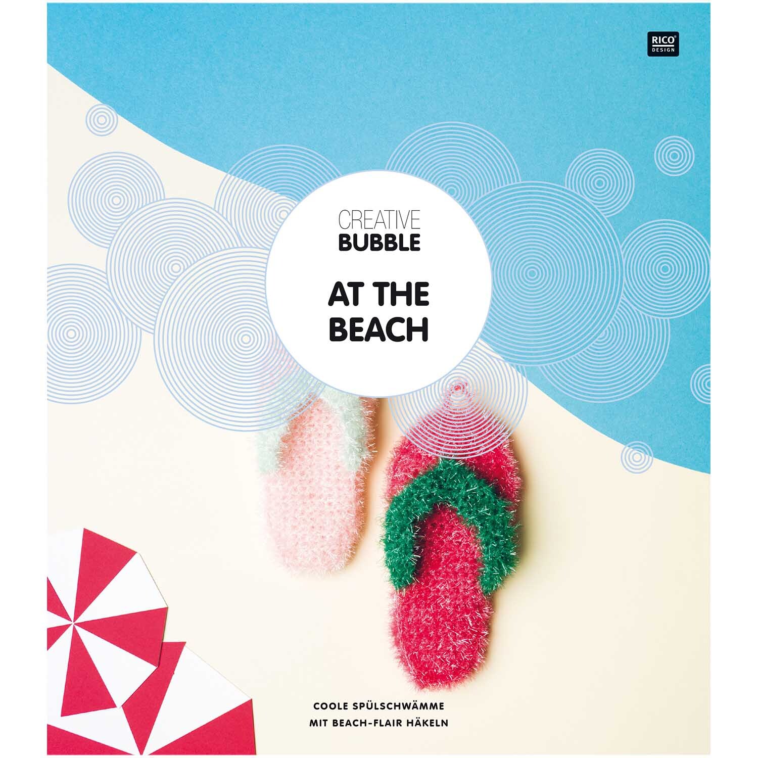 Creative Bubble - At the Beach: Zwei bunte Spülschwämme in Flip-Flop-Form von Rico Design auf blauem Hintergrund.