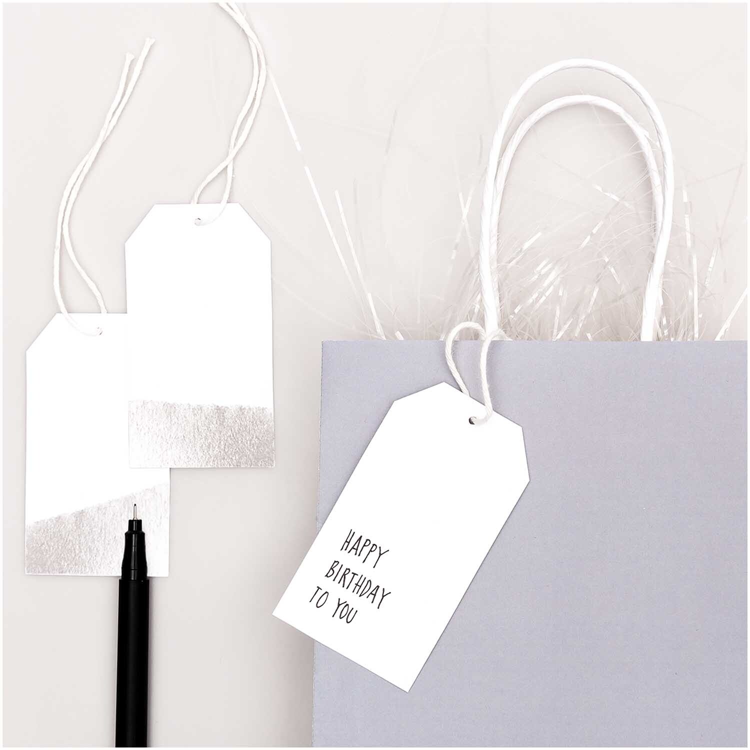 Paper Poetry Papieranhänger 4,5x8cm 24 Stück Farbe Weiß-Silber von Rico Design Paper Poetry Papieranhänger in Weiß-Silber von Rico Design, dekorativ an einer Geschenktüte befestigt. Ideal für Geburtstagsgeschenke.