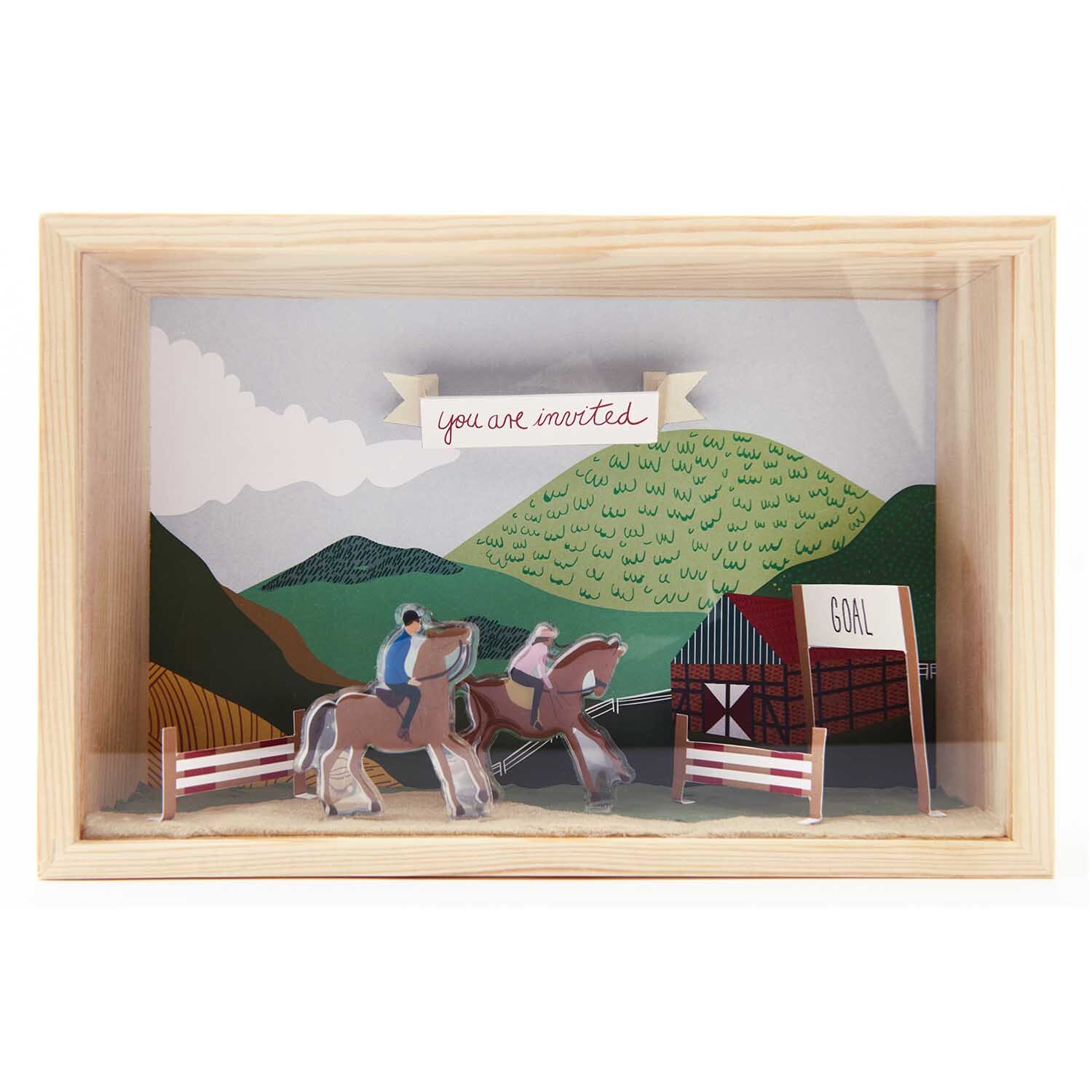 Figurico Modelliermasse 28g Farbe Dunkelgrün von Rico Design Figurico Modelliermasse 28g: Zwei Reiter auf Pferden vor einer Berglandschaft in einem Holzrahmen.
