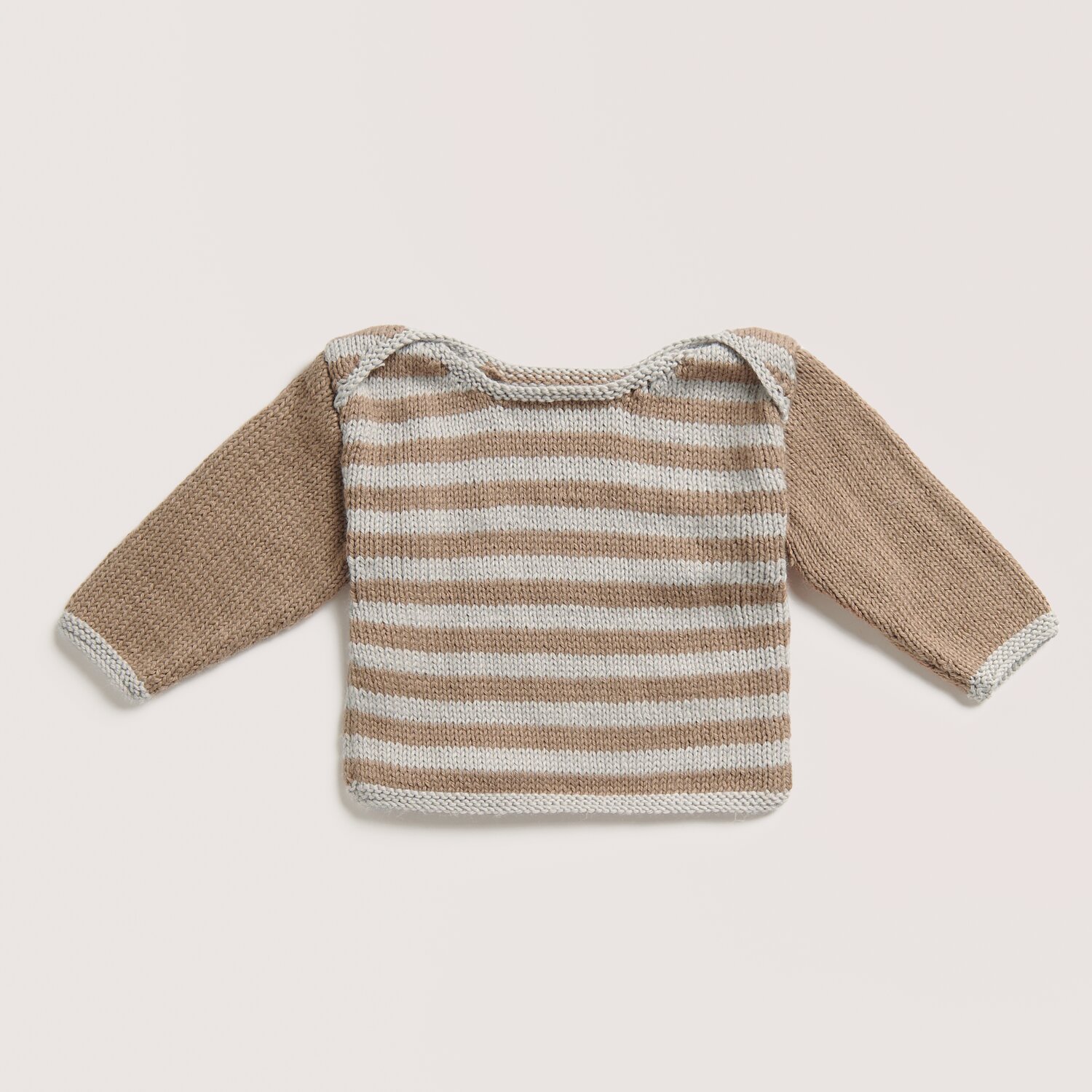 Strickset Pullover Modell 13 aus Baby 042, gestreift in Nougat und Silbergrau von Rico Design. Ideal für Babybekleidung.