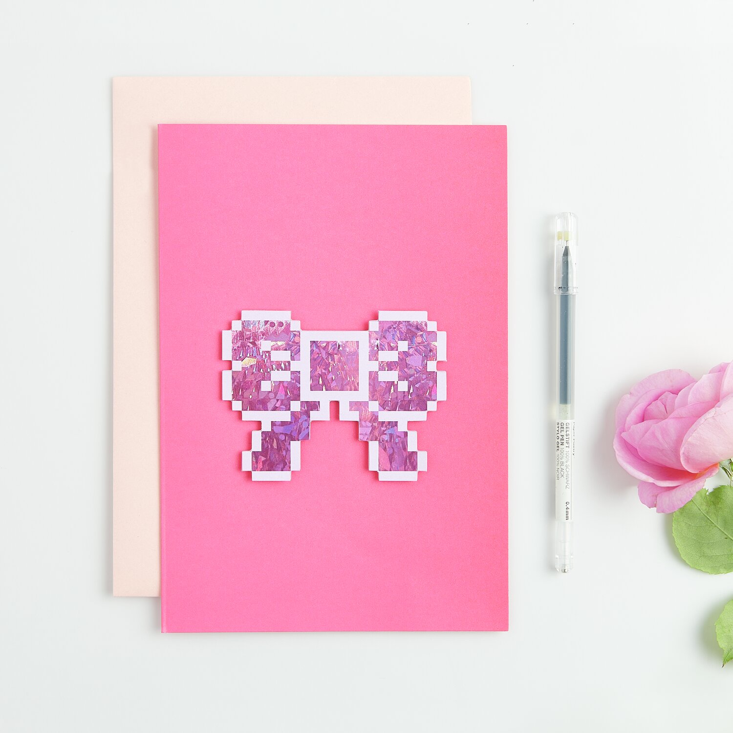 Paper Poetry 3D-Kartenset La Vie en Rose Pixel Schleife DIN A5 von Rico Design Paper Poetry 3D-Kartenset La Vie en Rose Pixel Schleife zeigt eine rosa Karte mit Pixel-Schleife.