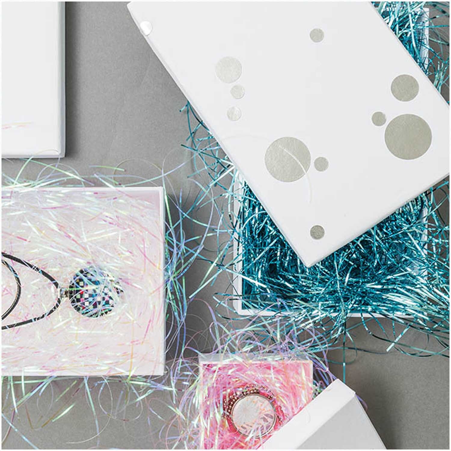 Paper Poetry Füllmaterial Flitter 20g Farbe Weiß von Rico Design Paper Poetry Füllmaterial Flitter 20g in Geschenkboxen mit glänzendem, weißem Füllmaterial von Rico Design. Ideal für kreative Verpackungen.