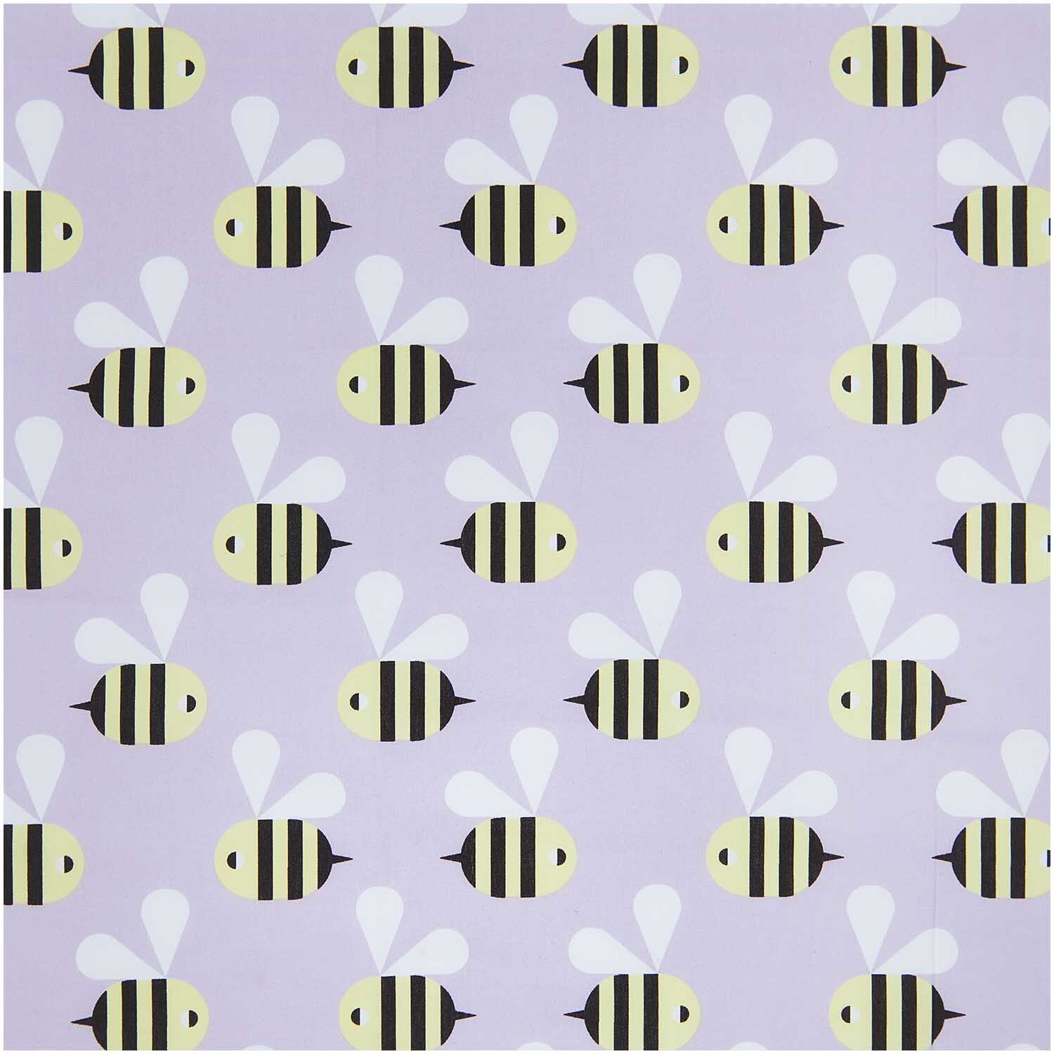 Stoffabschnitt Baumwoll-Popelin mit Bienenmuster auf fliederfarbenem Hintergrund von Rico Design.