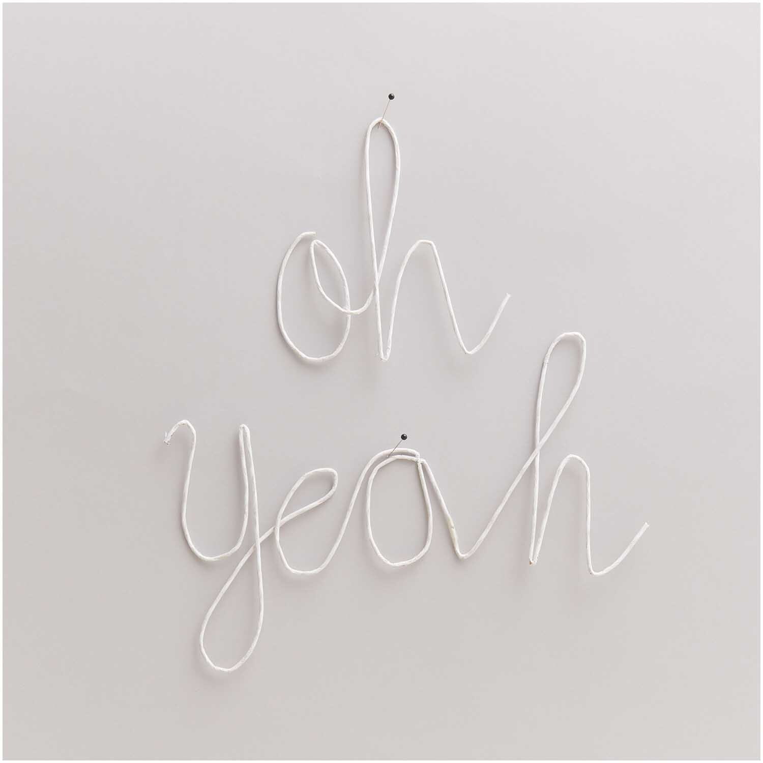 Papierdraht 1,8mm 1m 10 Stück Farbe Weiß von Rico Design Papierdraht 1,8mm 1m 10 Stück: Weißer Draht formt die Worte "oh yeah" an einer Wand, von Rico Design.