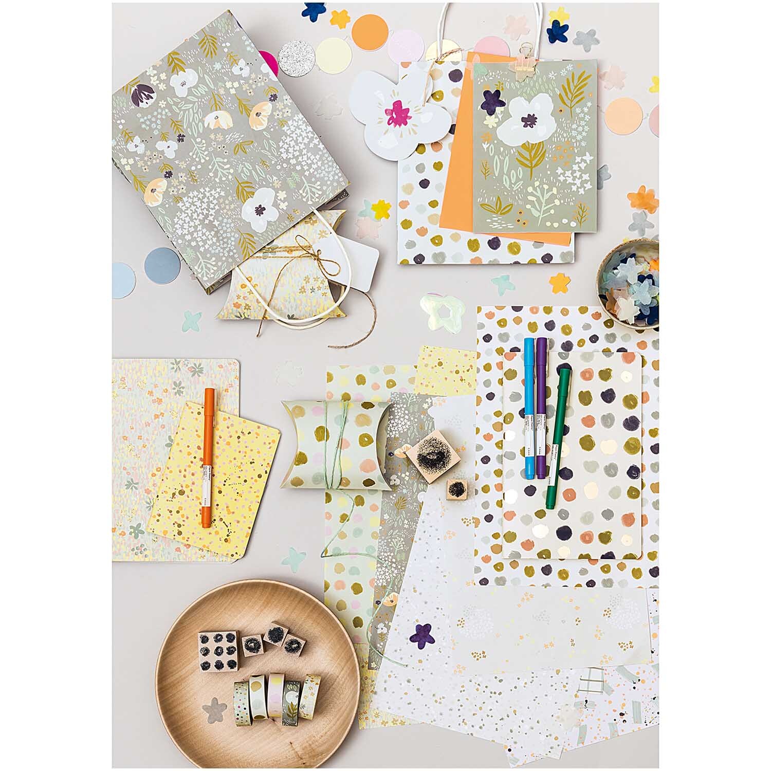 Paper Poetry Paper Patch Papier Blumenwiese blau 30x42cm von Rico Design Paper Poetry Paper Patch Papier Blumenwiese zeigt bunte Bastelmaterialien auf einem Tisch.