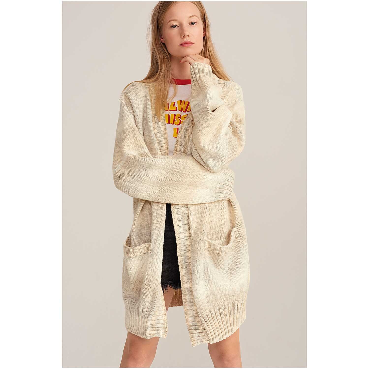 Fashion Cotton Light & Long dk 50g 185m Couleur Nature from Rico Design Fashion Cotton Light & Long dk: Frau trägt langen, beigen Strickcardigan von Rico Design mit Taschen.