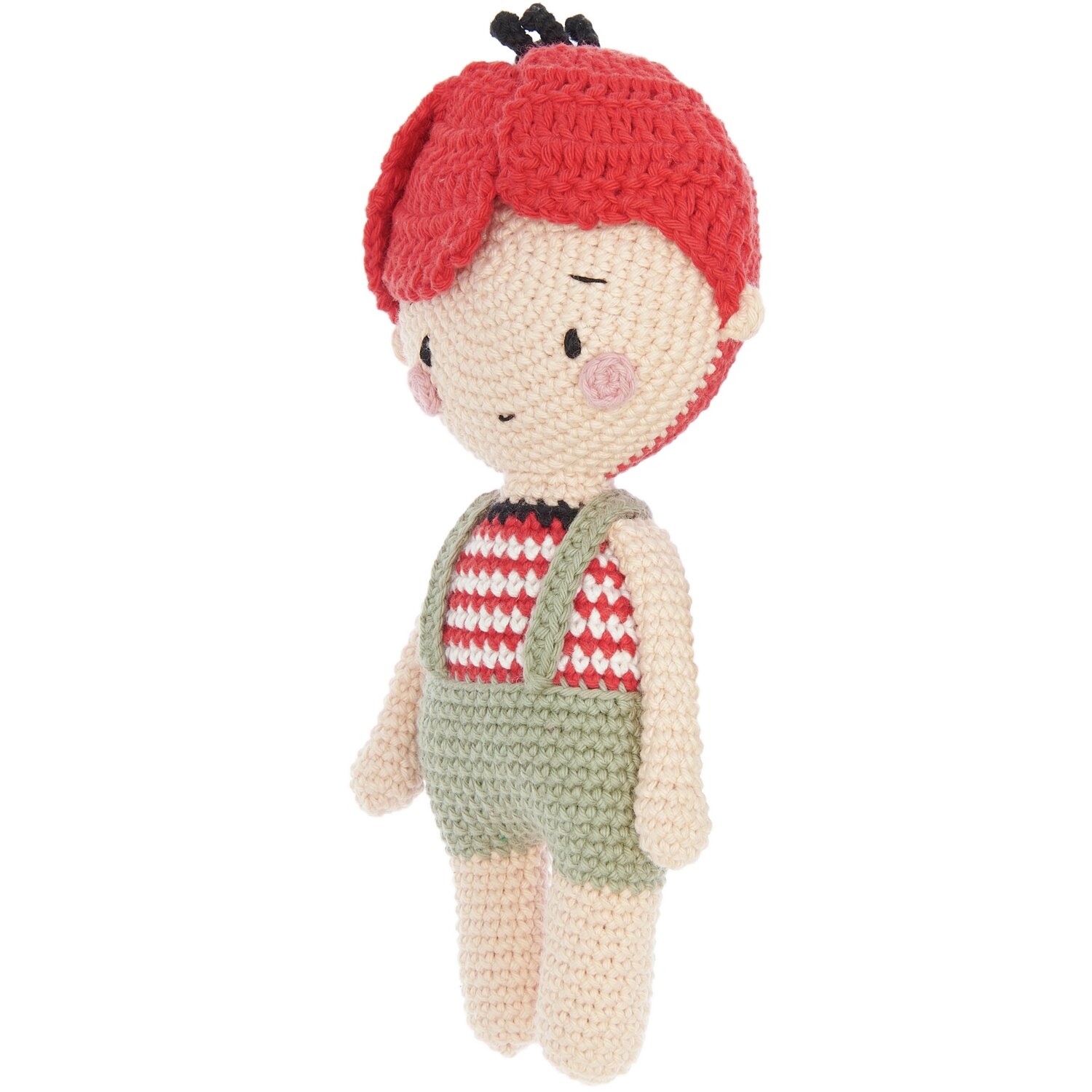 Creative Ricorumi dk 25g Farbe Rot von Rico Design Creative Ricorumi dk: Gehäkelte Puppe mit rotem Haar, gestreiftem Oberteil und grüner Latzhose.