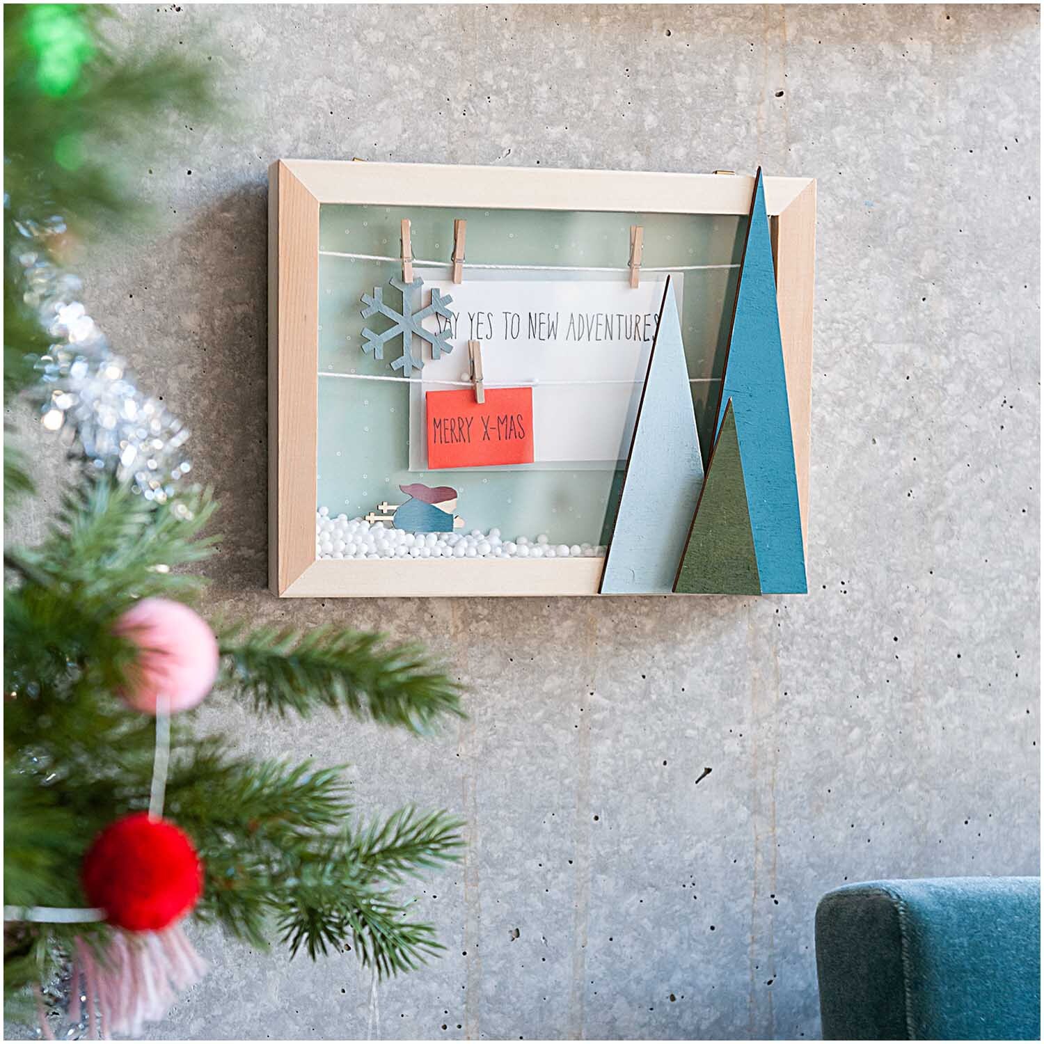 Holzdeko-Set Berglandschaft für XL-Dekohaube 6-teilig von Rico Design Holzdeko-Set Berglandschaft für XL-Dekohaube, 6-teilig, zeigt winterliche Szene mit Tannenbaum und Schneeflocken in Holzrahmen.