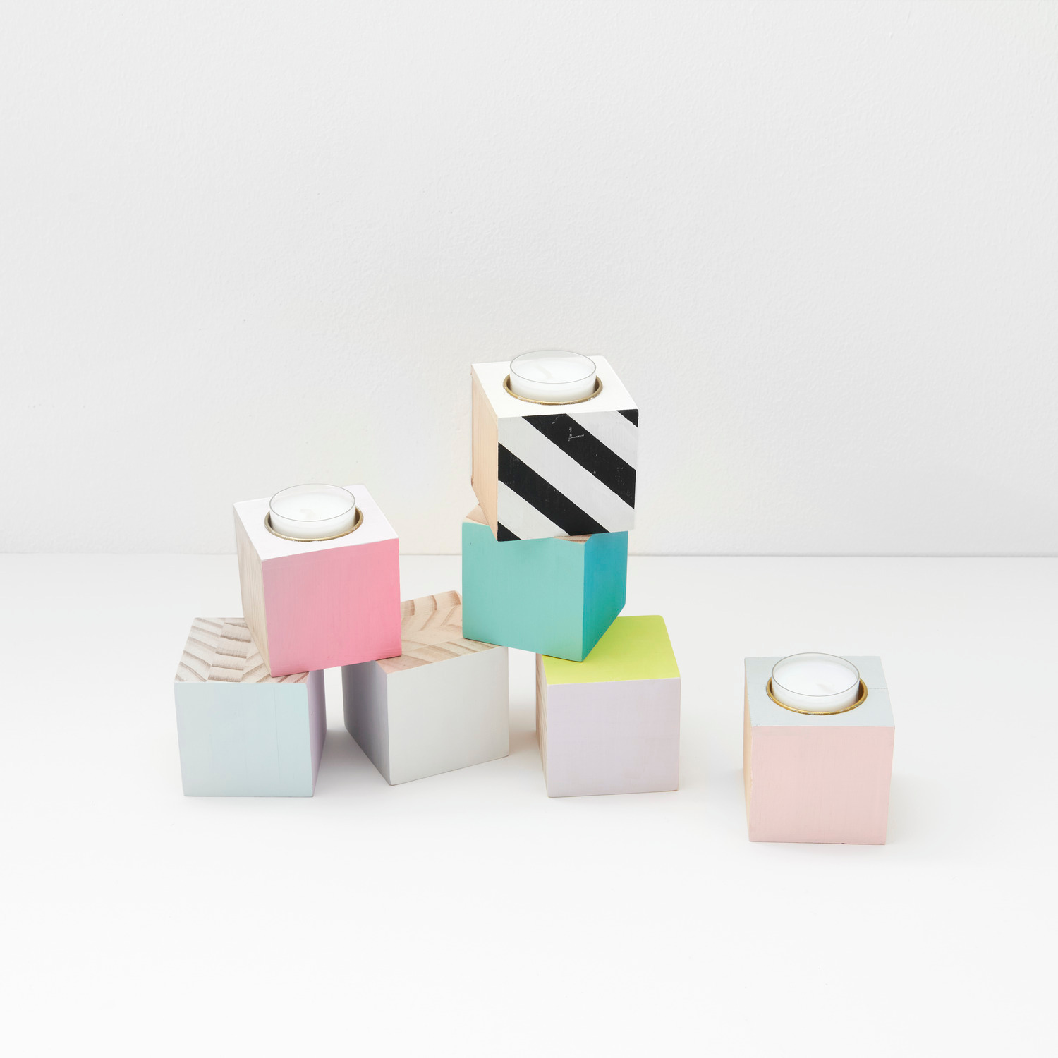 Holzwürfel 6x6x6cm 4 Stück von Rico Design Holzwürfel von Rico Design, 6x6x6cm, 4 Stück. Bunte Würfel mit verschiedenen Mustern und Farben auf weißem Hintergrund.