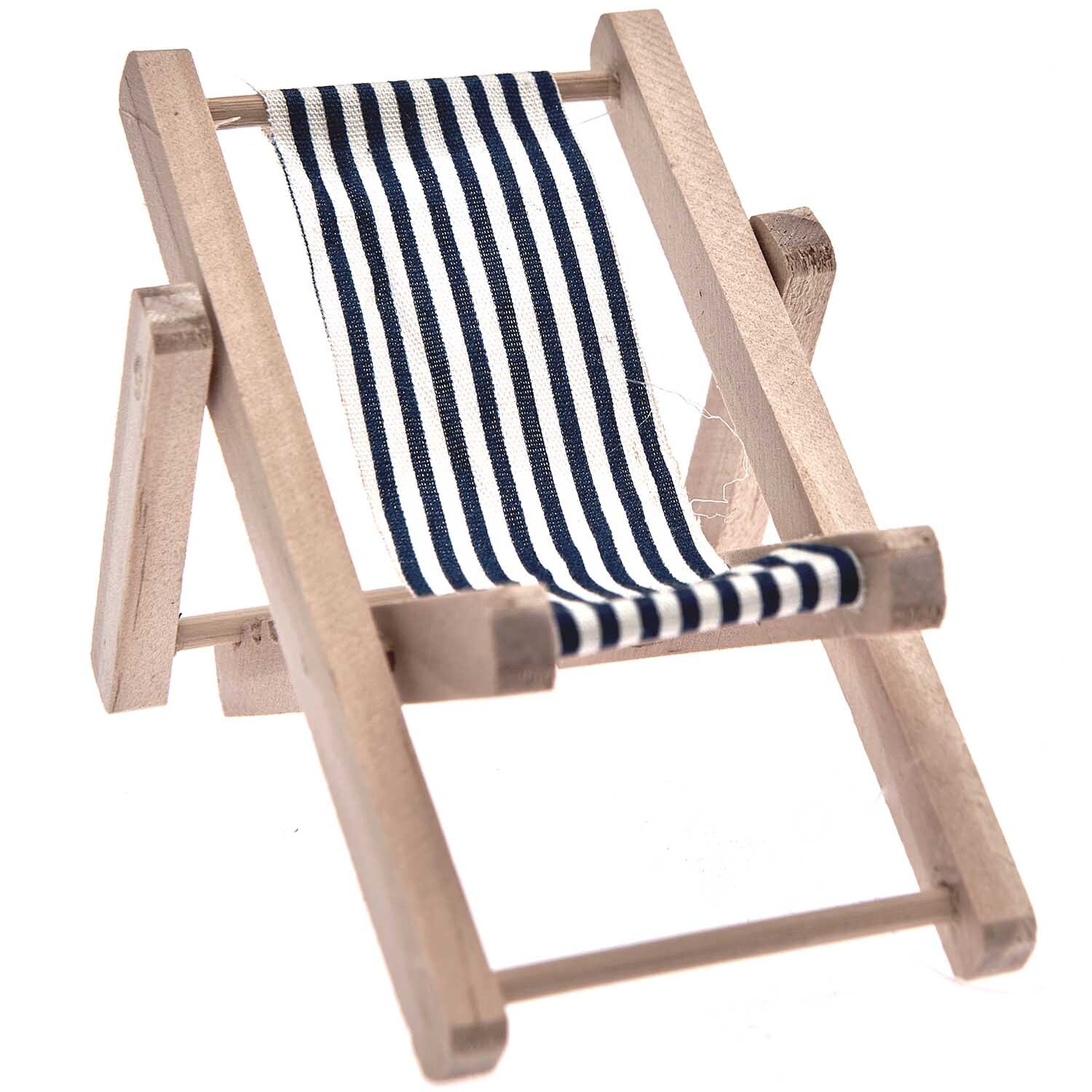 Deko-Liegestuhl blau-weiß von Rico Design: Ein Miniatur-Liegestuhl mit blau-weißen Streifen auf einem Holzrahmen.