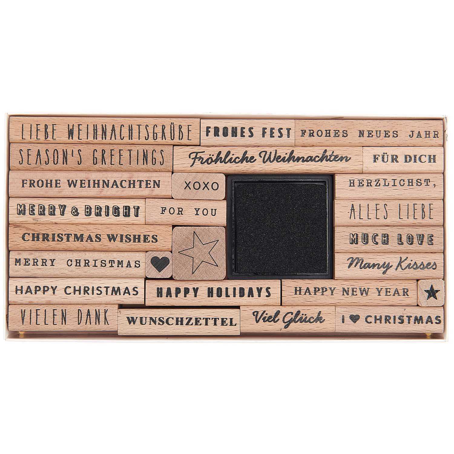 Paper Poetry XL Stempelset Merry Christmas mixed type, 27-teilig, von Rico Design. Verschiedene Weihnachtsgrüße auf Holzstempeln.